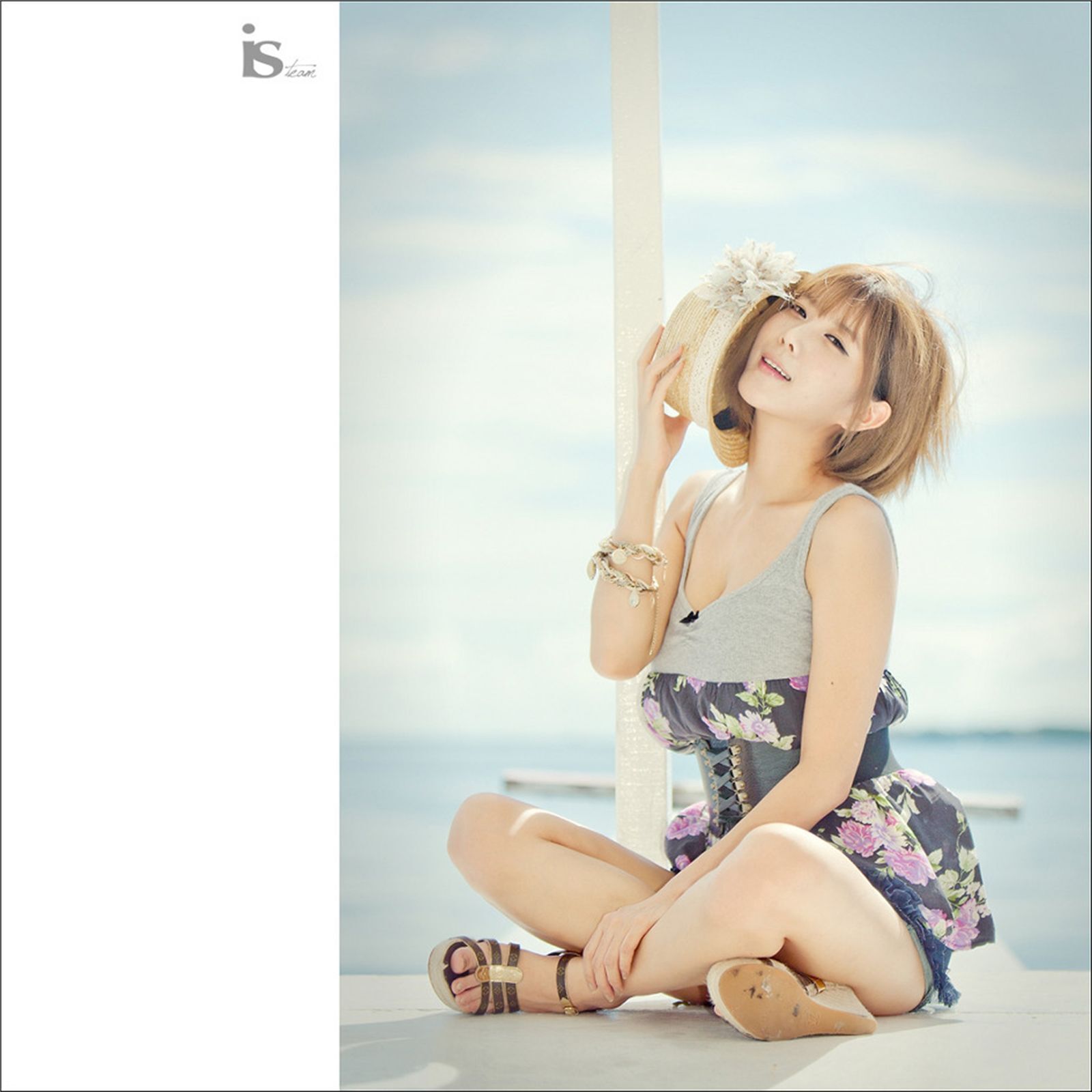 韩国超模许允美 黑花连裙衣海边写真