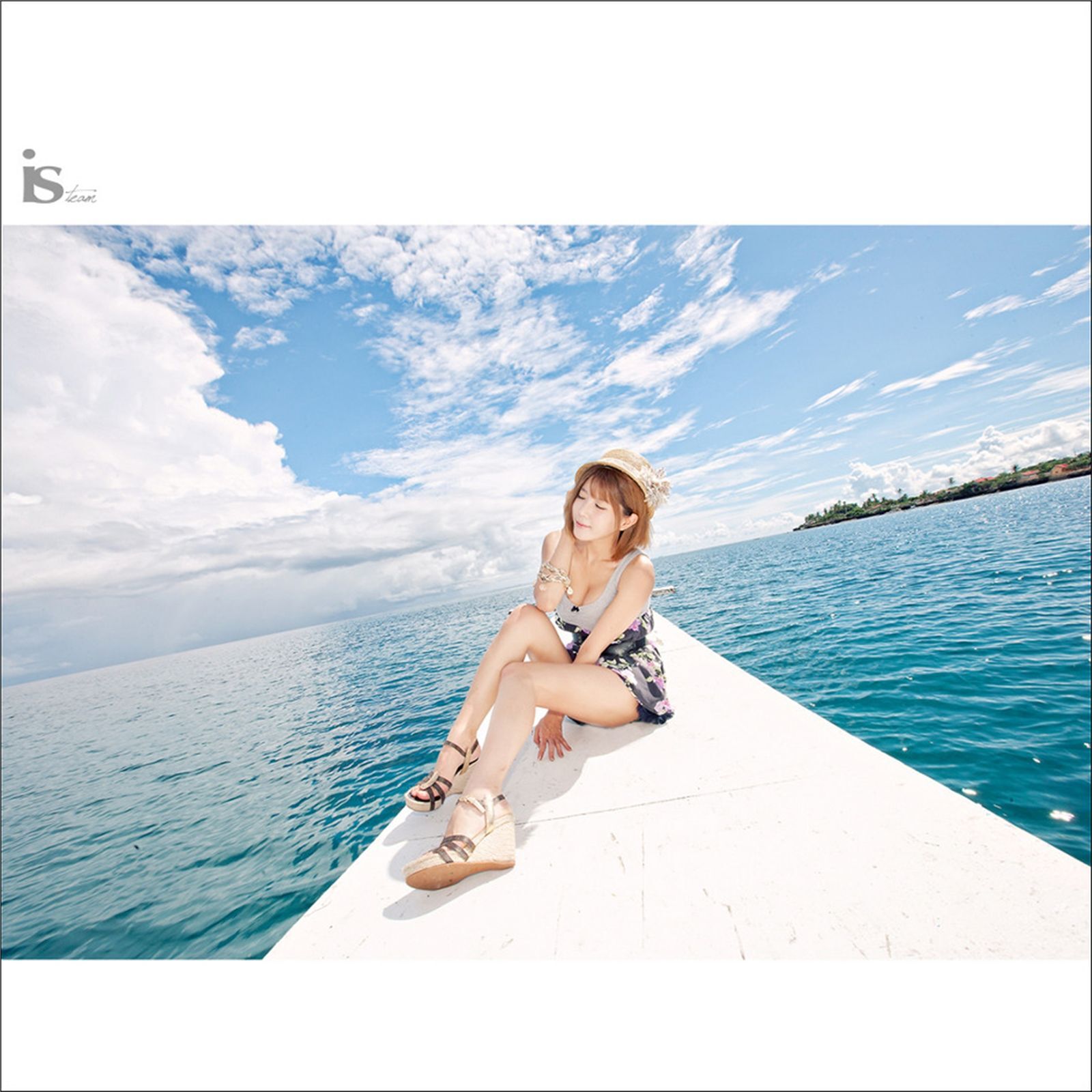 韩国超模许允美 黑花连裙衣海边写真