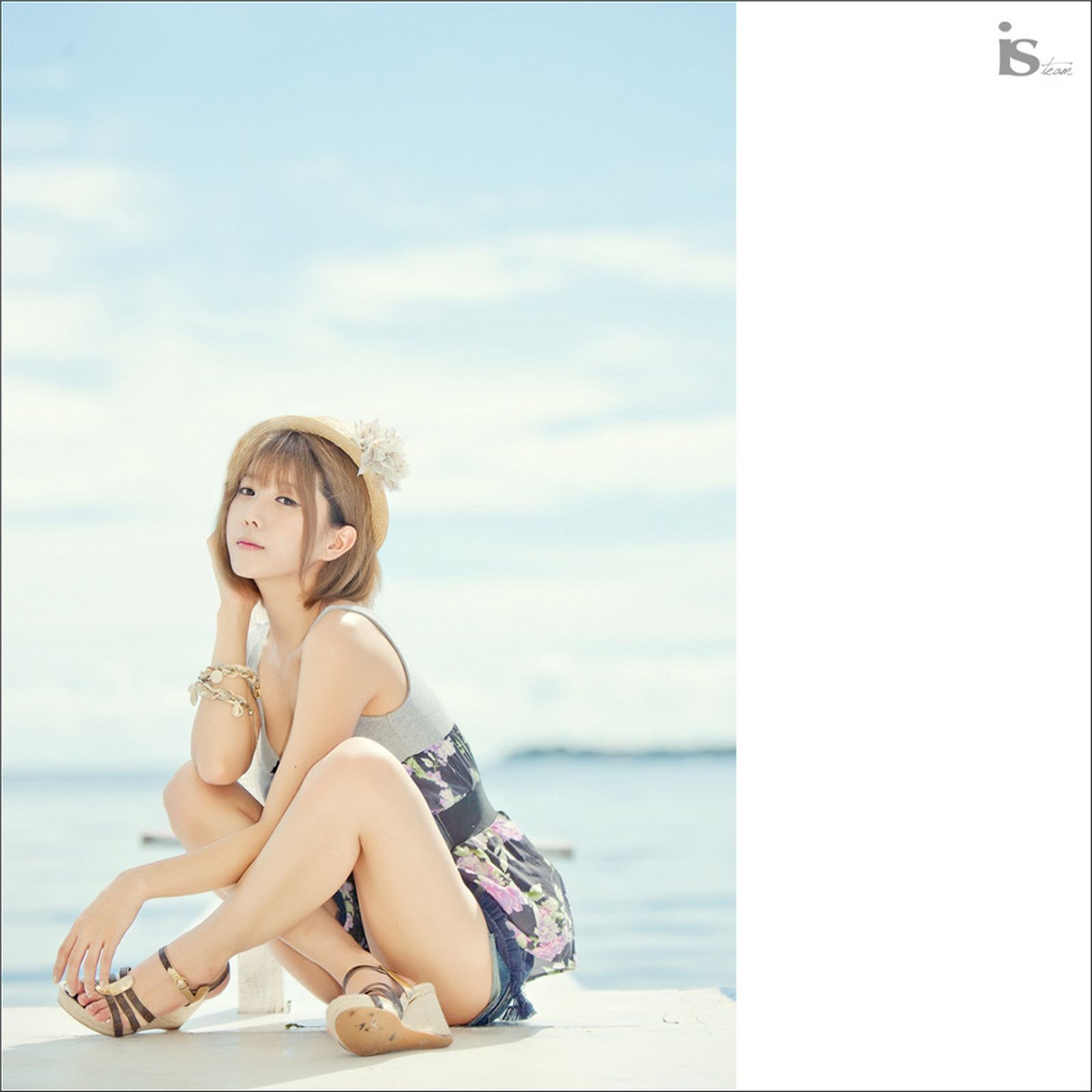 韩国超模许允美 黑花连裙衣海边写真