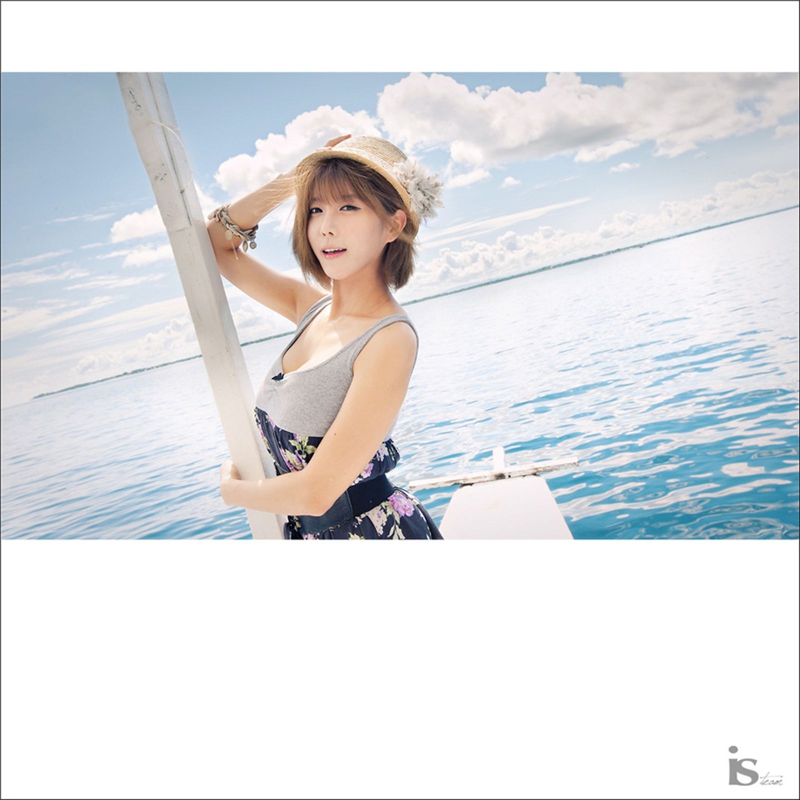 韩国超模许允美 黑花连裙衣海边写真