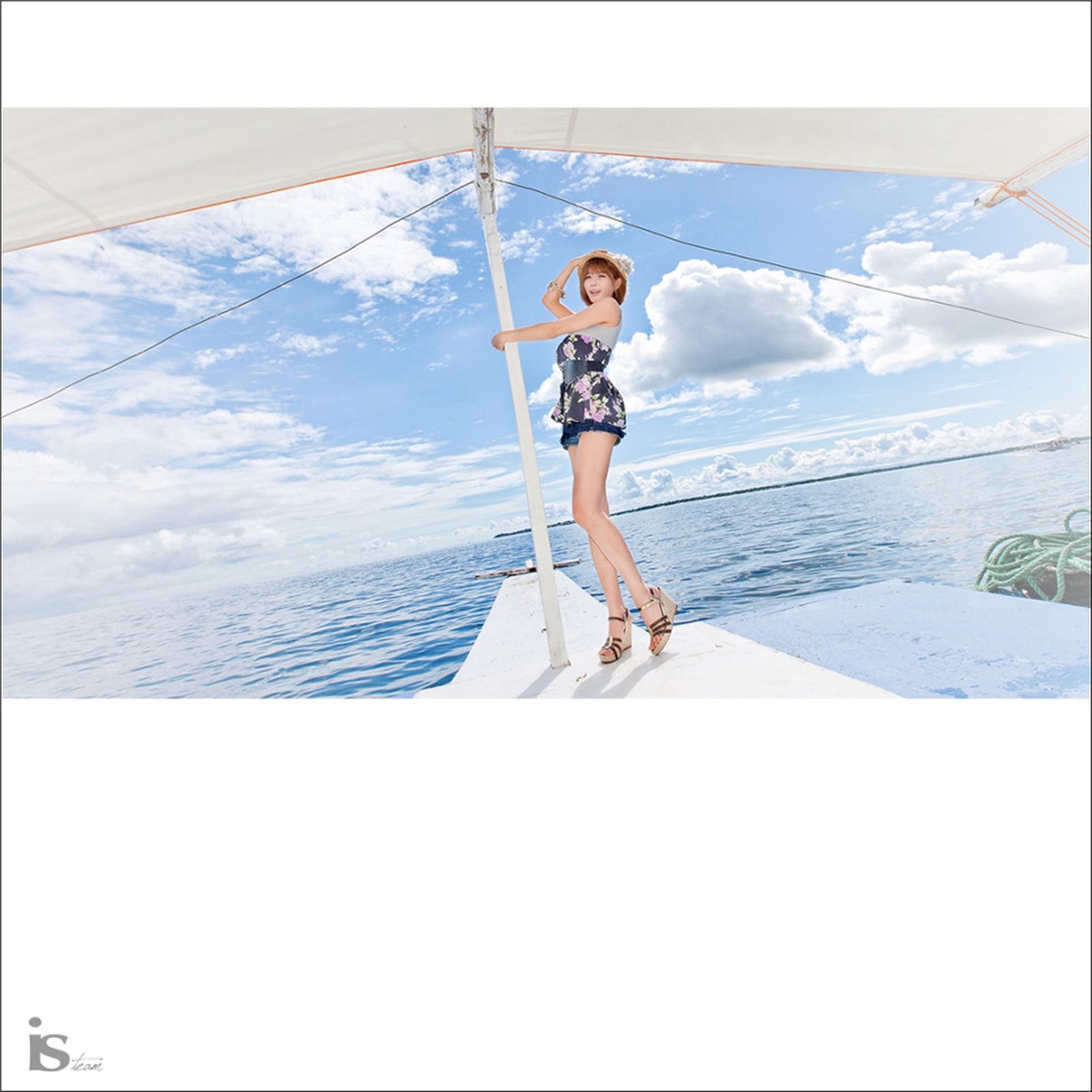 韩国超模许允美 黑花连裙衣海边写真