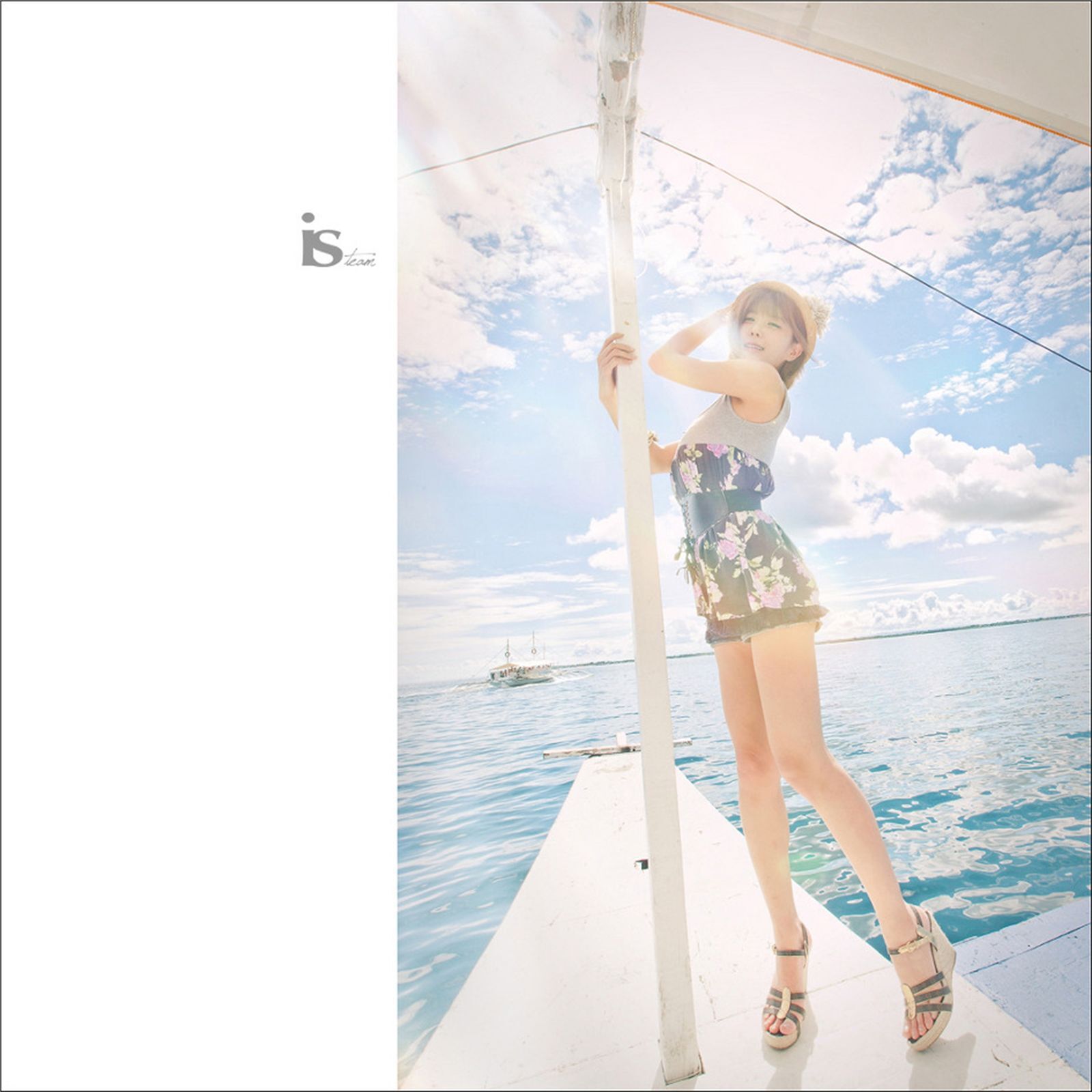 韩国超模许允美 黑花连裙衣海边写真