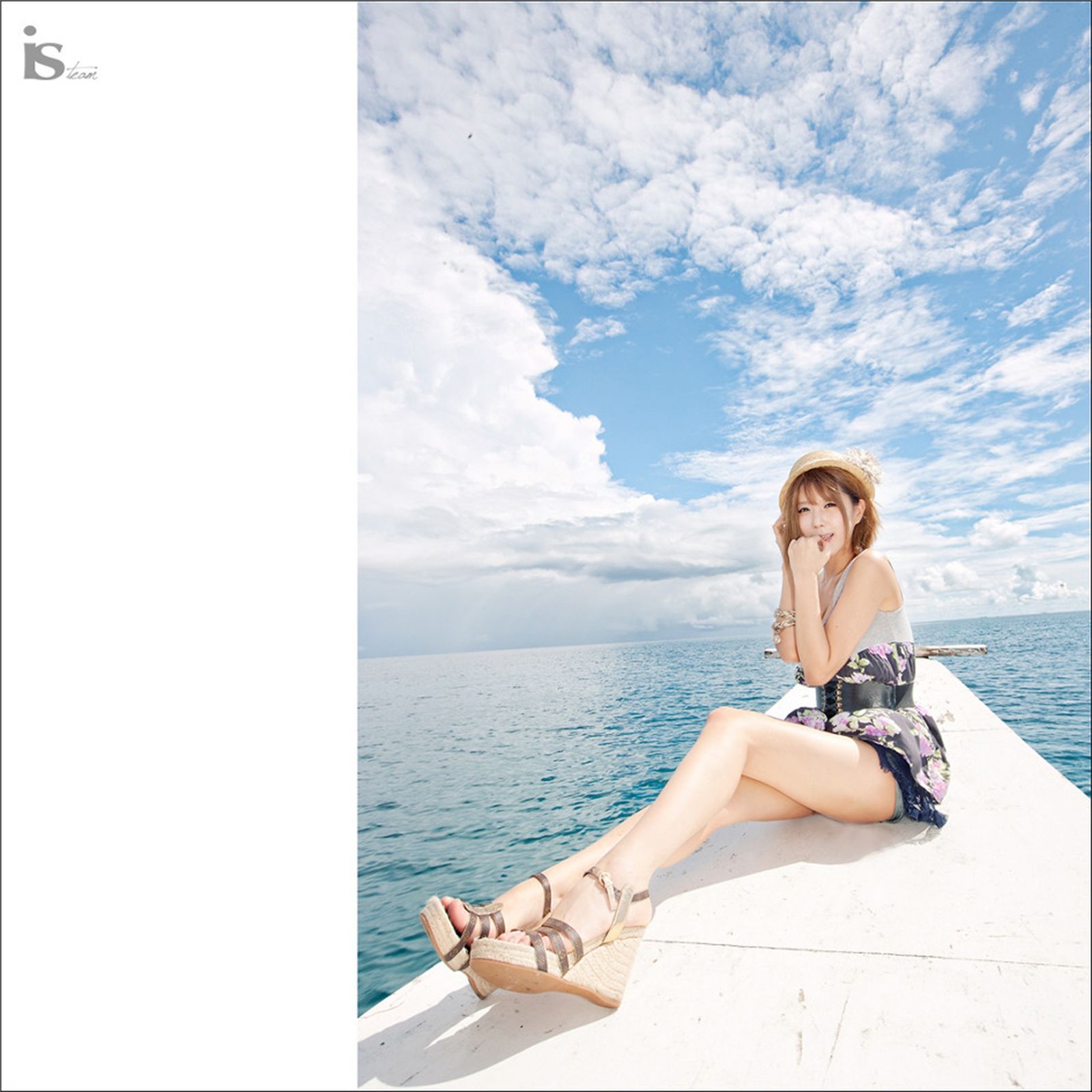 韩国超模许允美 黑花连裙衣海边写真