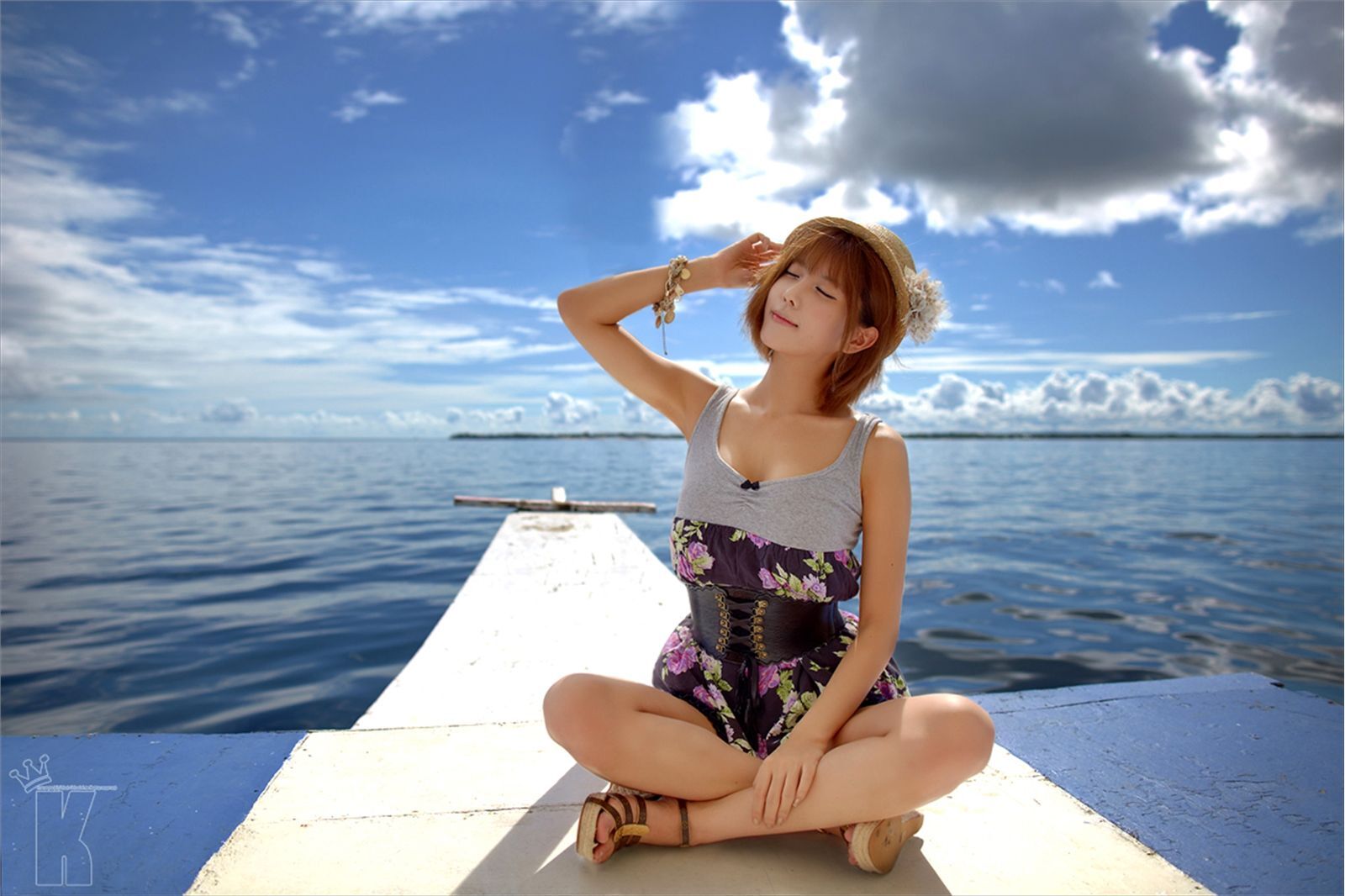 韩国超模许允美 黑花连裙衣海边写真