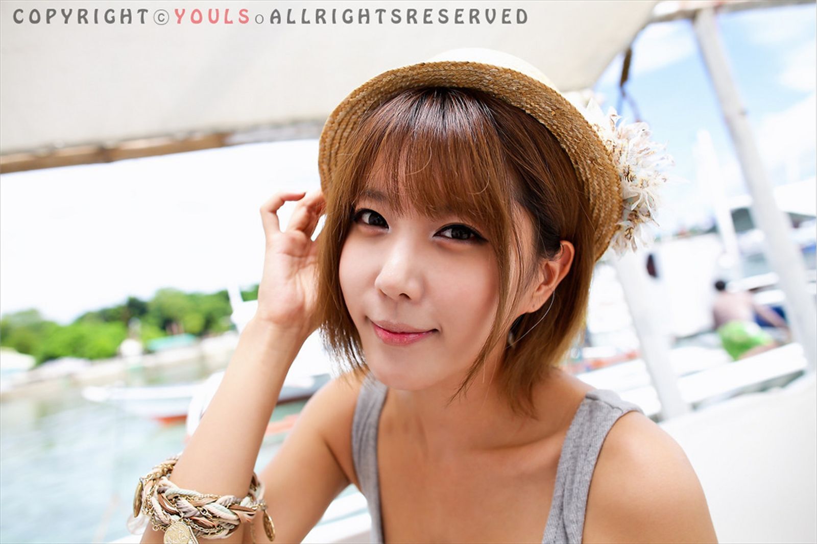 韩国超模许允美 黑花连裙衣海边写真