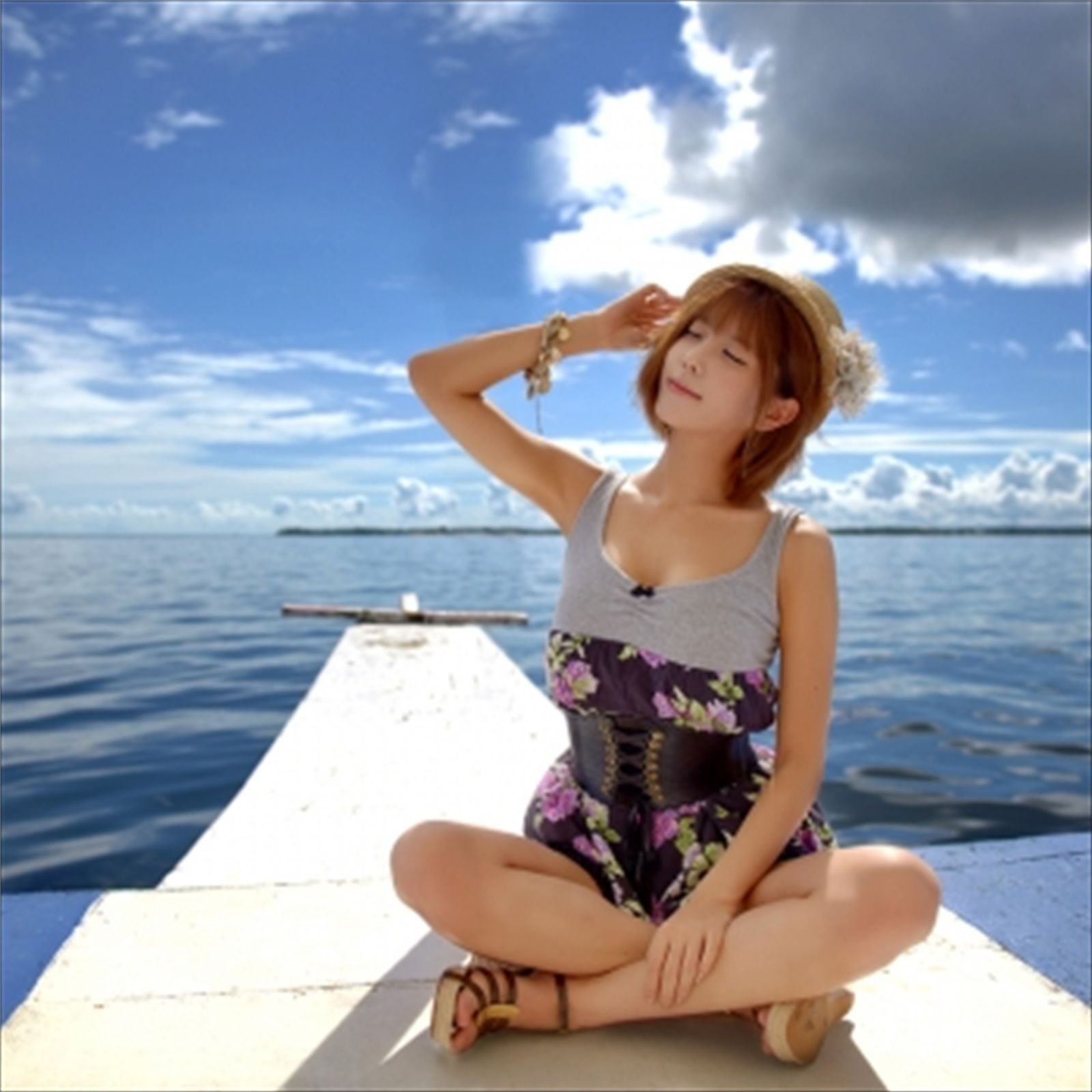 韩国超模许允美 黑花连裙衣海边写真