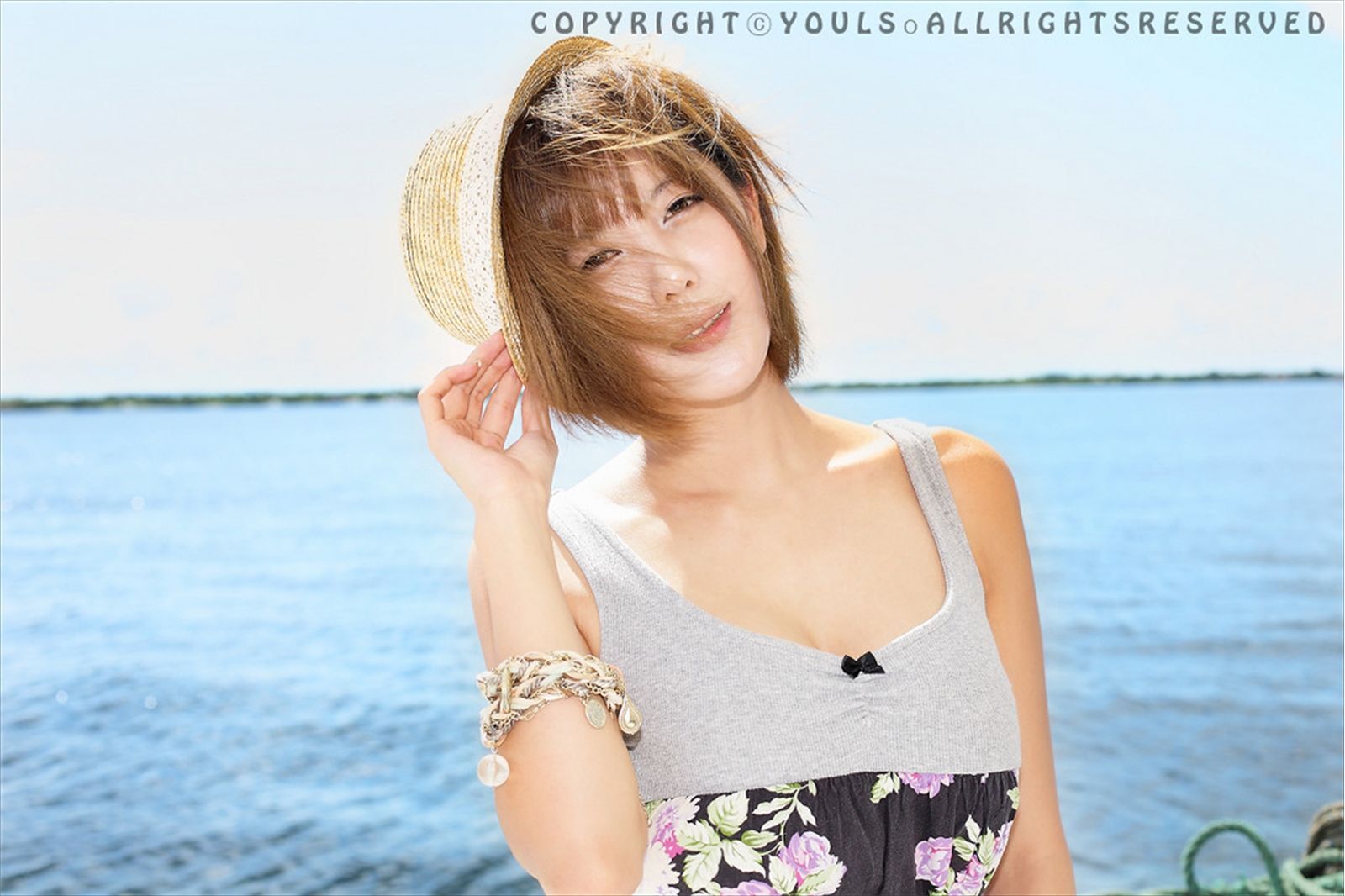 韩国超模许允美 黑花连裙衣海边写真