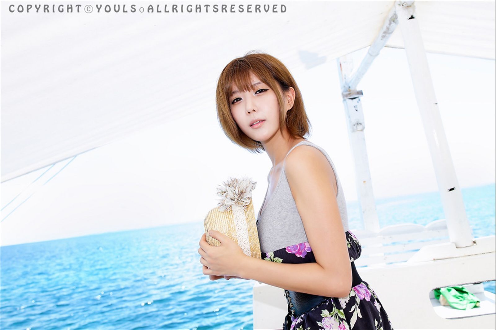 韩国超模许允美 黑花连裙衣海边写真