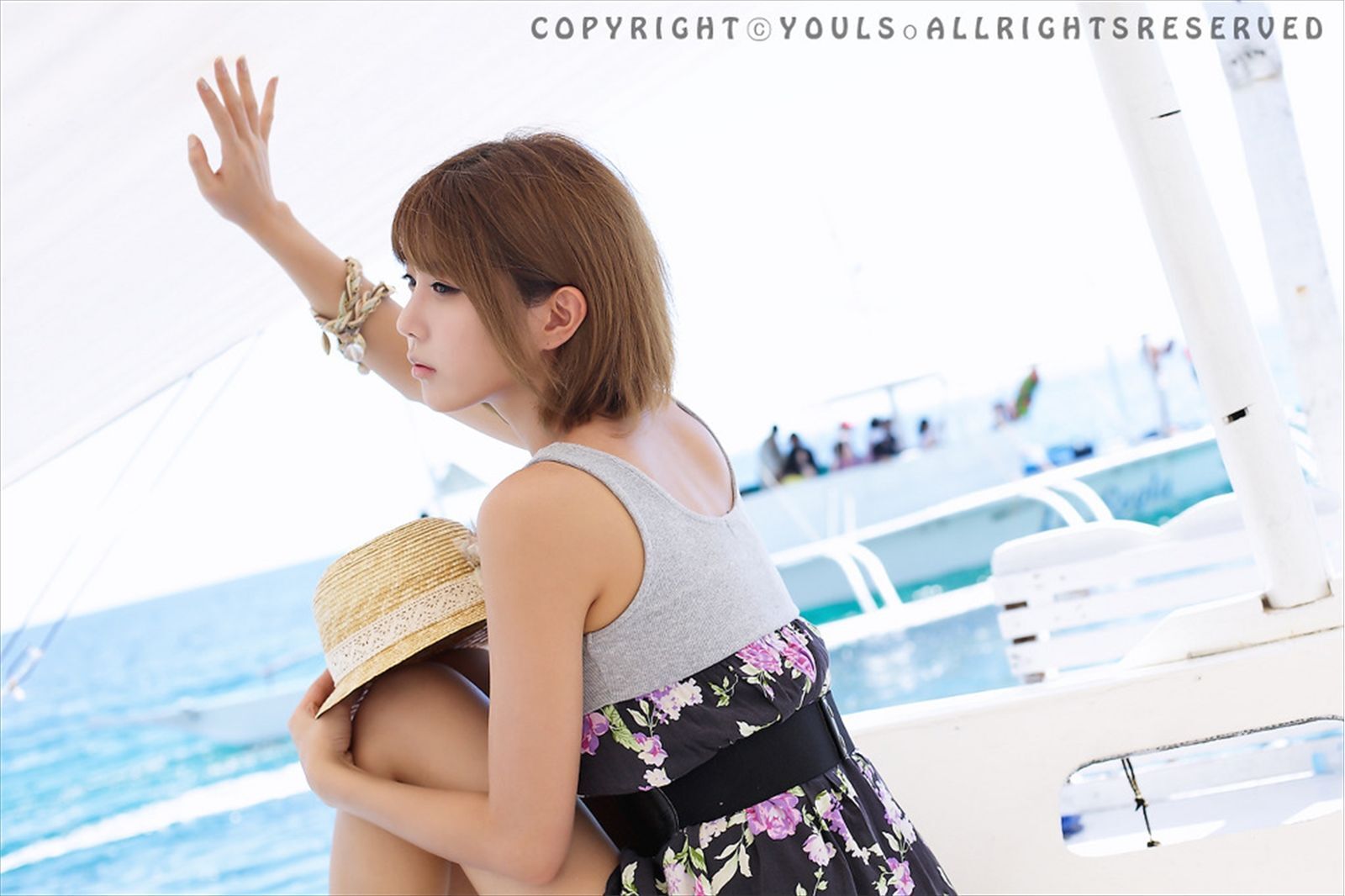 韩国超模许允美 黑花连裙衣海边写真