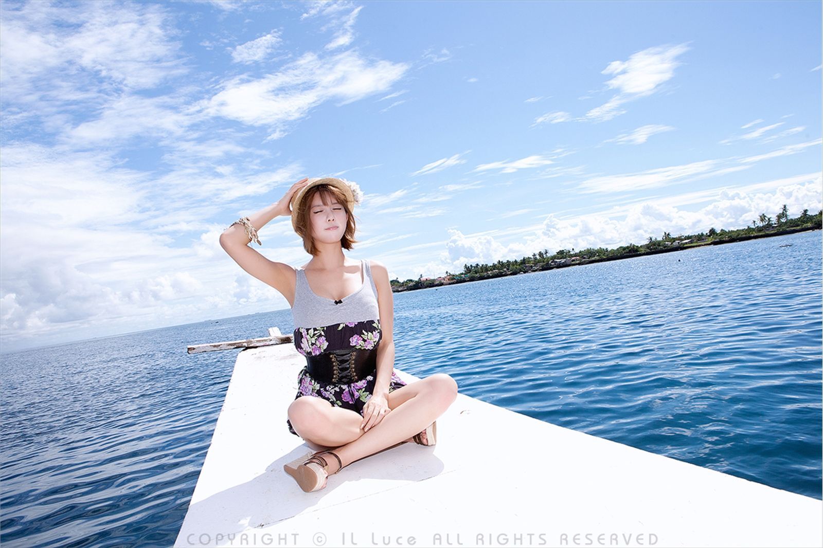 韩国超模许允美 黑花连裙衣海边写真