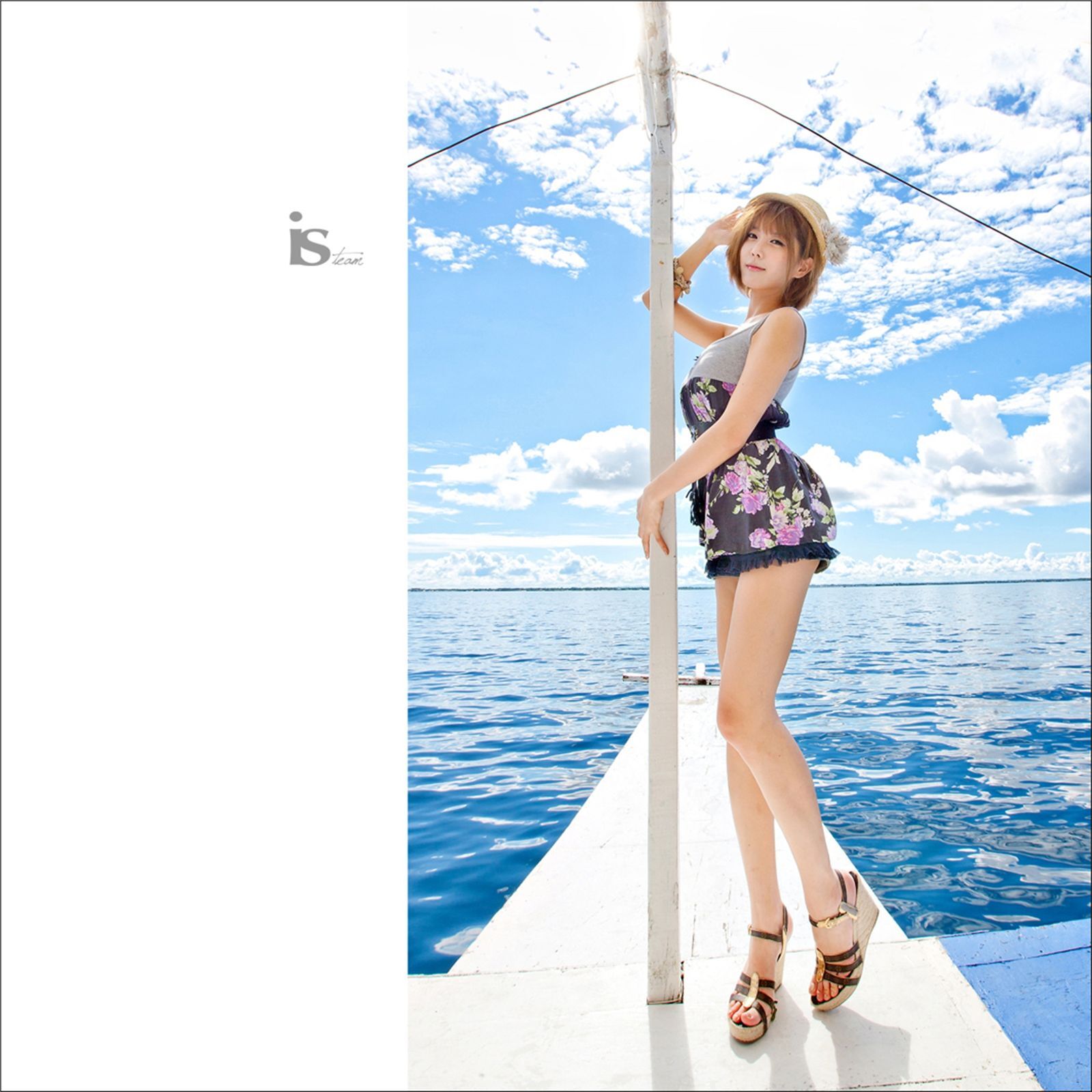 韩国超模许允美 黑花连裙衣海边写真