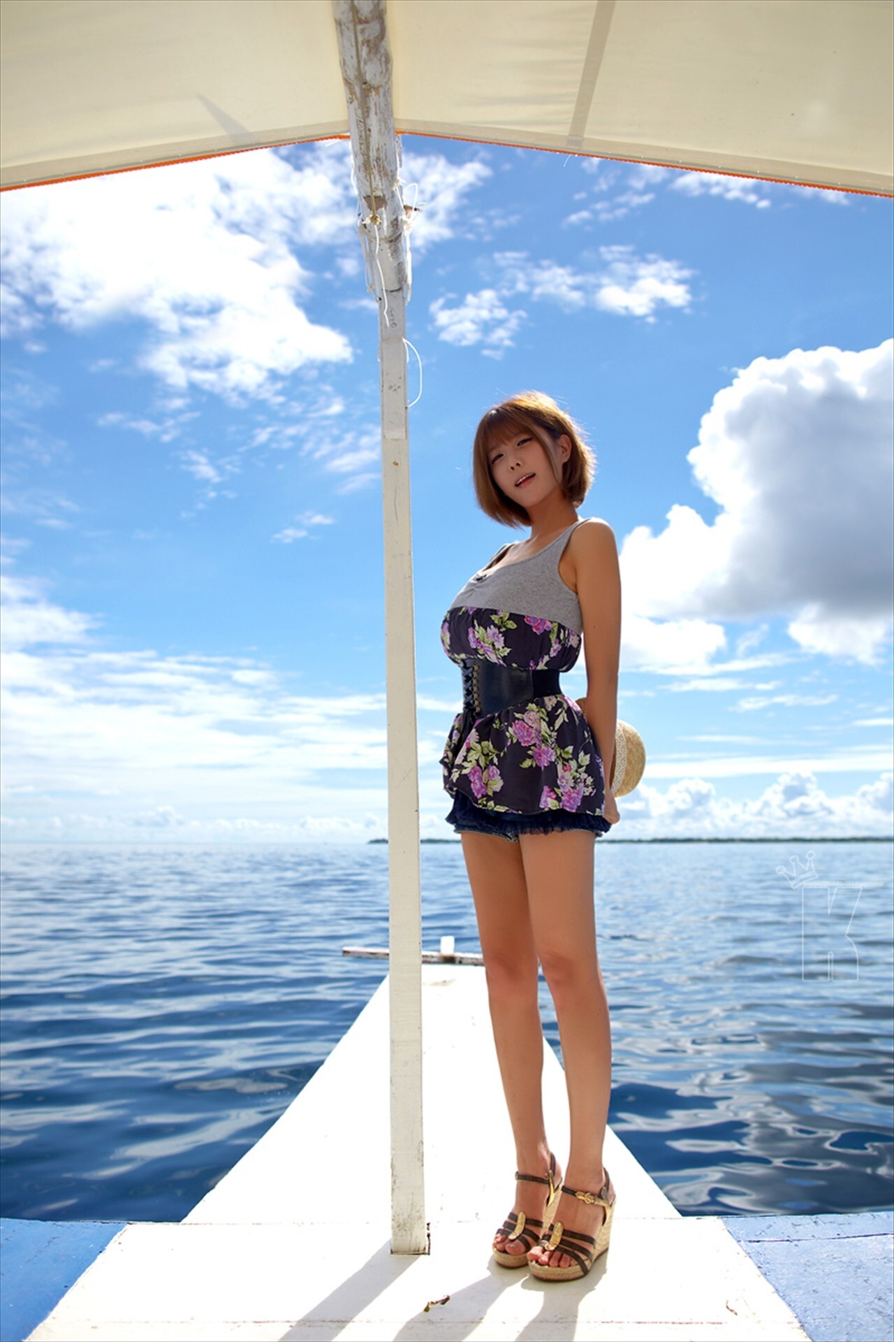 韩国超模许允美 黑花连裙衣海边写真