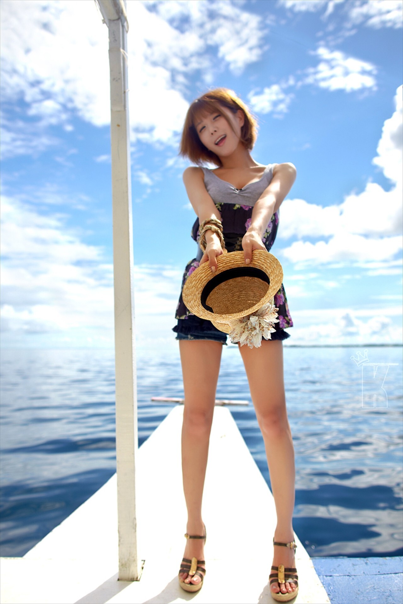 韩国超模许允美 黑花连裙衣海边写真