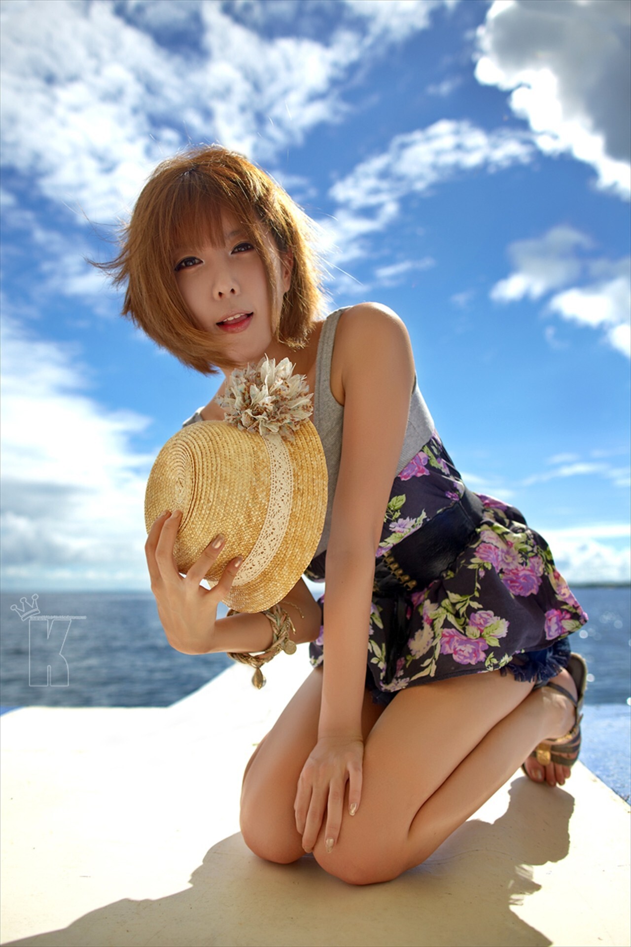 韩国超模许允美 黑花连裙衣海边写真