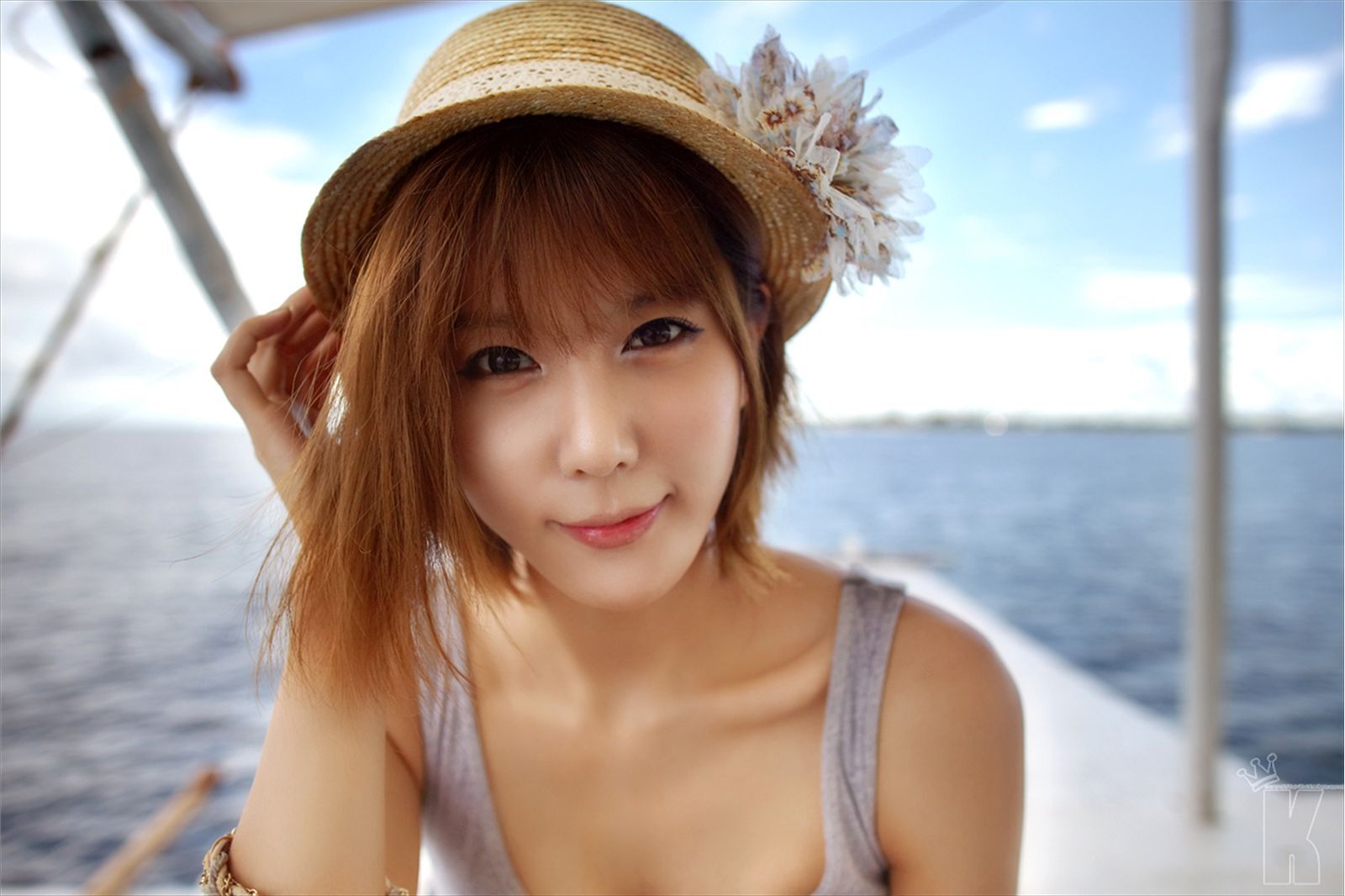 韩国超模许允美 黑花连裙衣海边写真