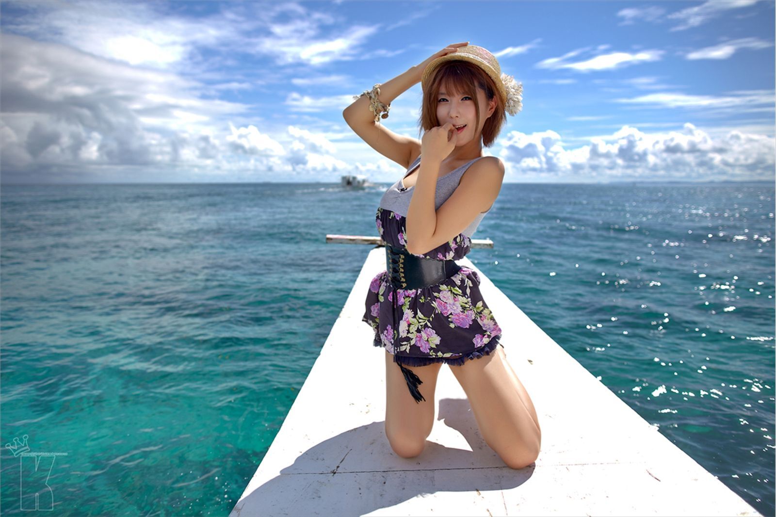 韩国超模许允美 黑花连裙衣海边写真