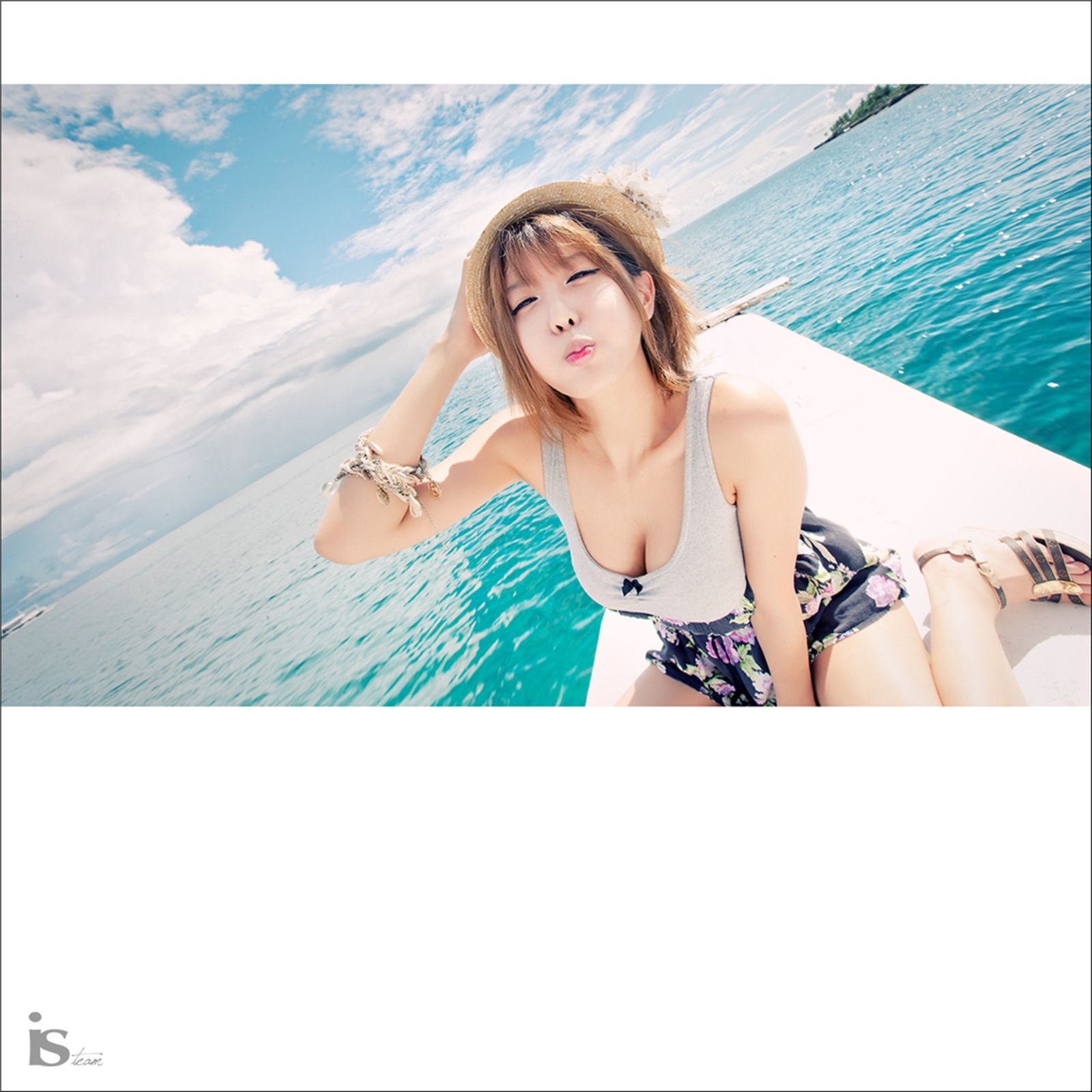 韩国超模许允美 黑花连裙衣海边写真