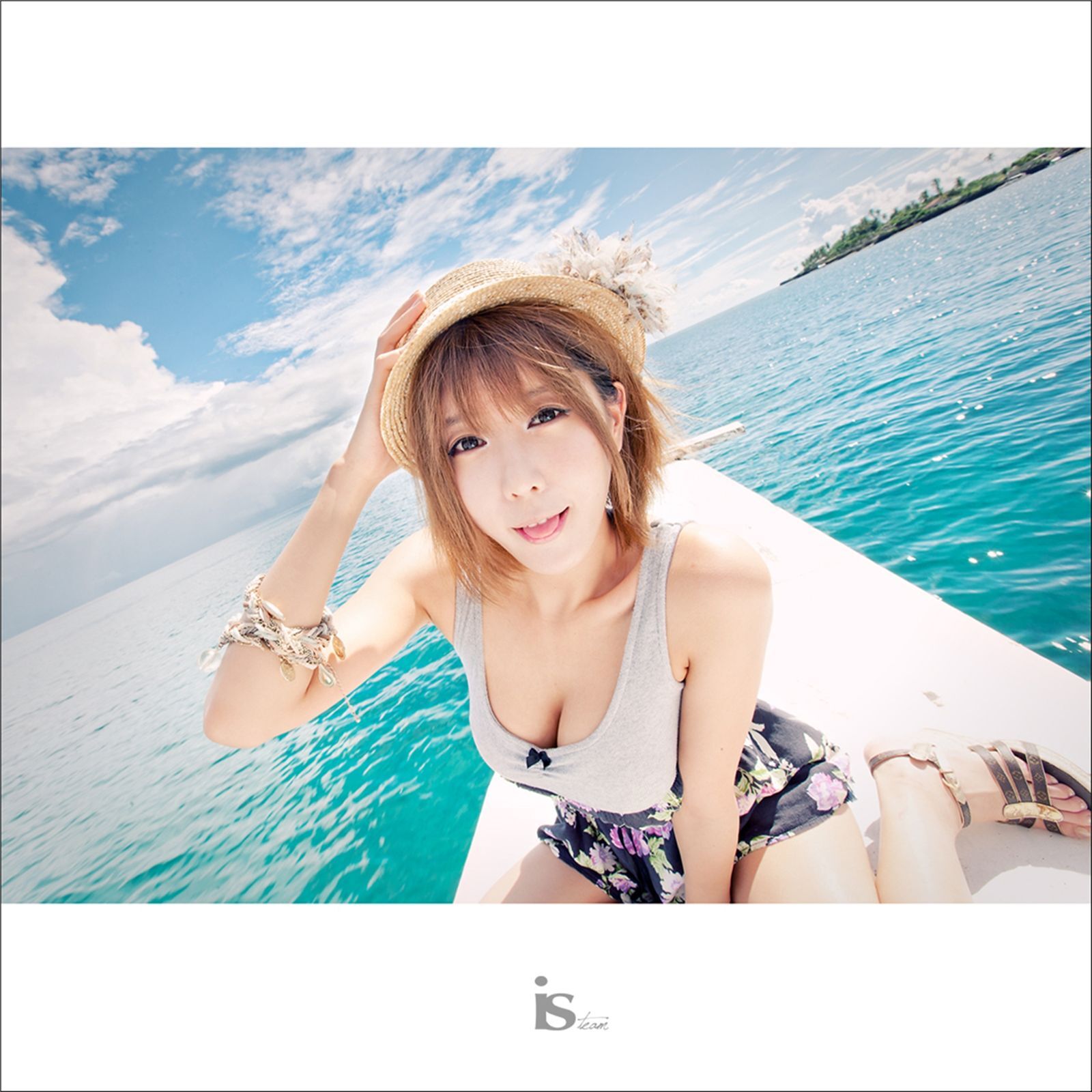 韩国超模许允美 黑花连裙衣海边写真