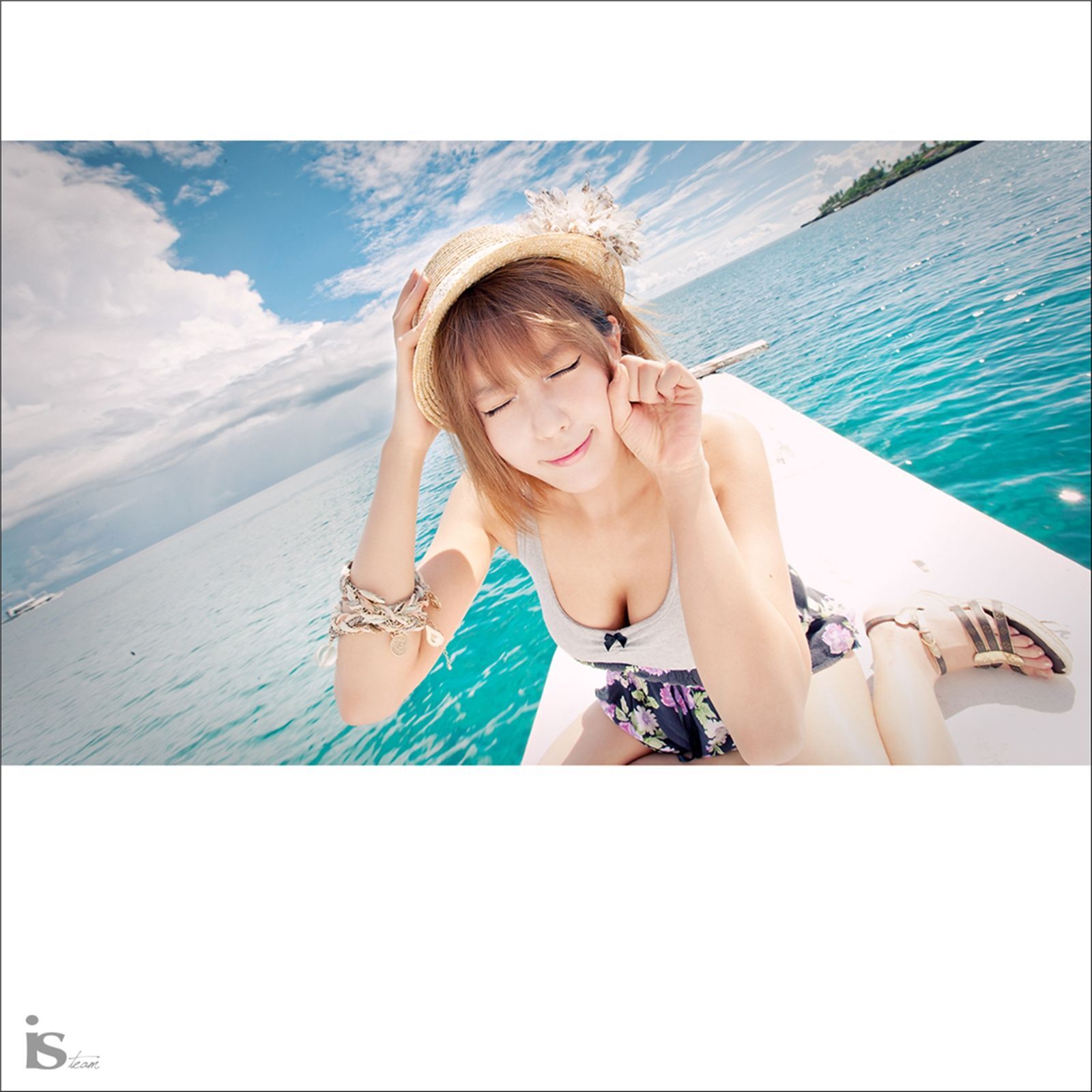 韩国超模许允美 黑花连裙衣海边写真