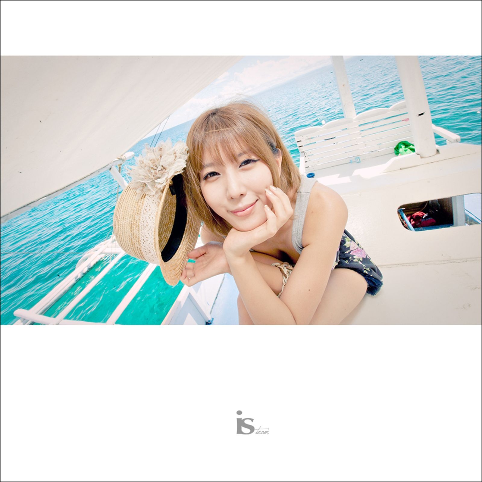 韩国超模许允美 黑花连裙衣海边写真