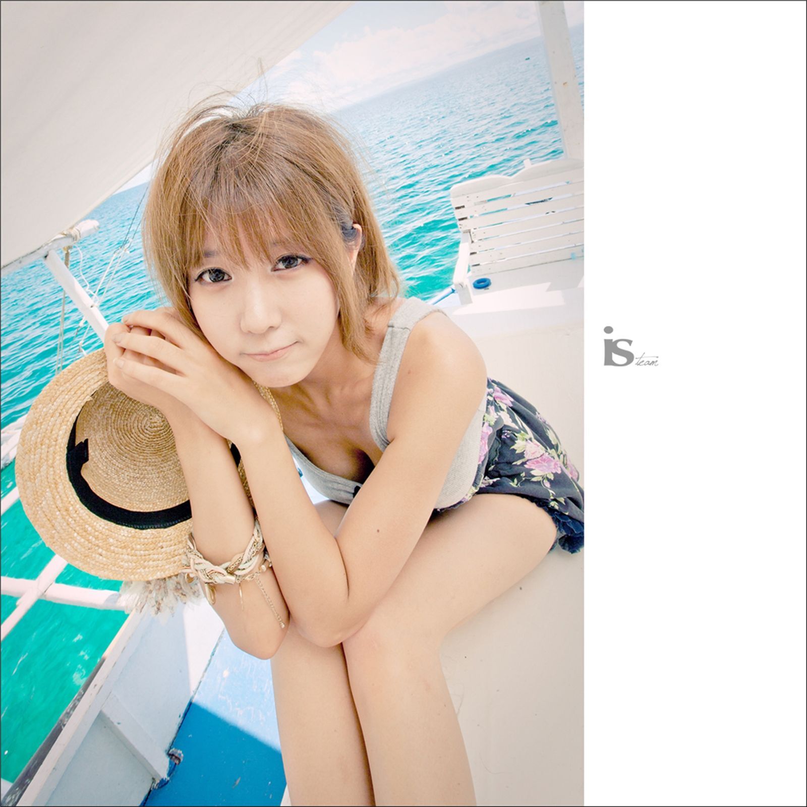 韩国超模许允美 黑花连裙衣海边写真