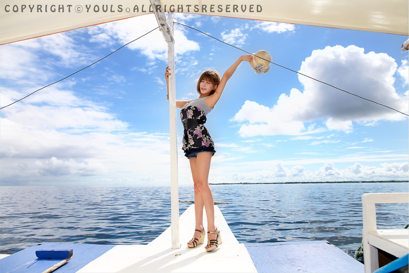 韩国超模许允美 黑花连裙衣海边写真