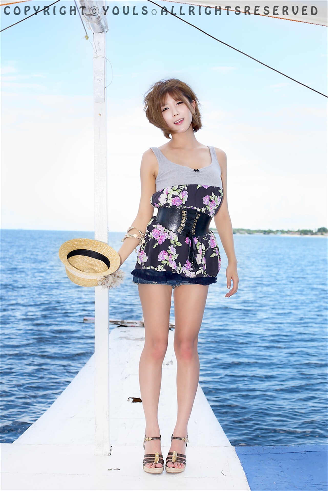 韩国超模许允美 黑花连裙衣海边写真