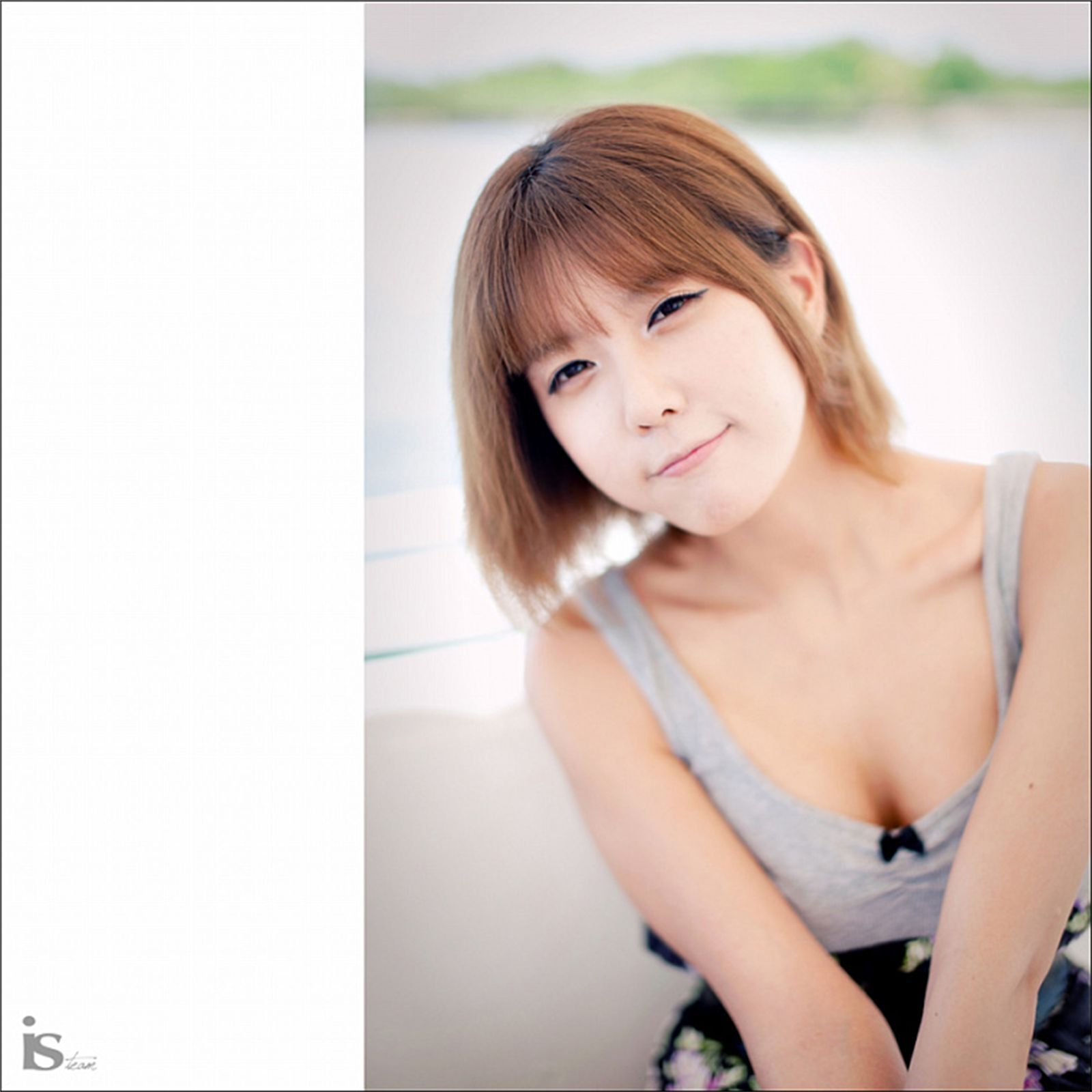 韩国超模许允美 黑花连裙衣海边写真