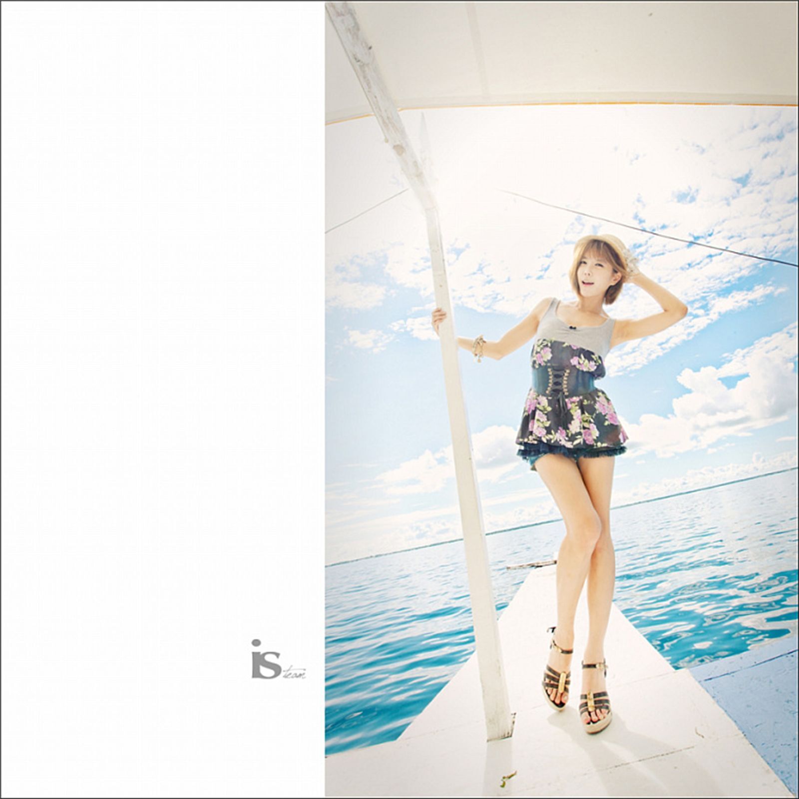 韩国超模许允美 黑花连裙衣海边写真