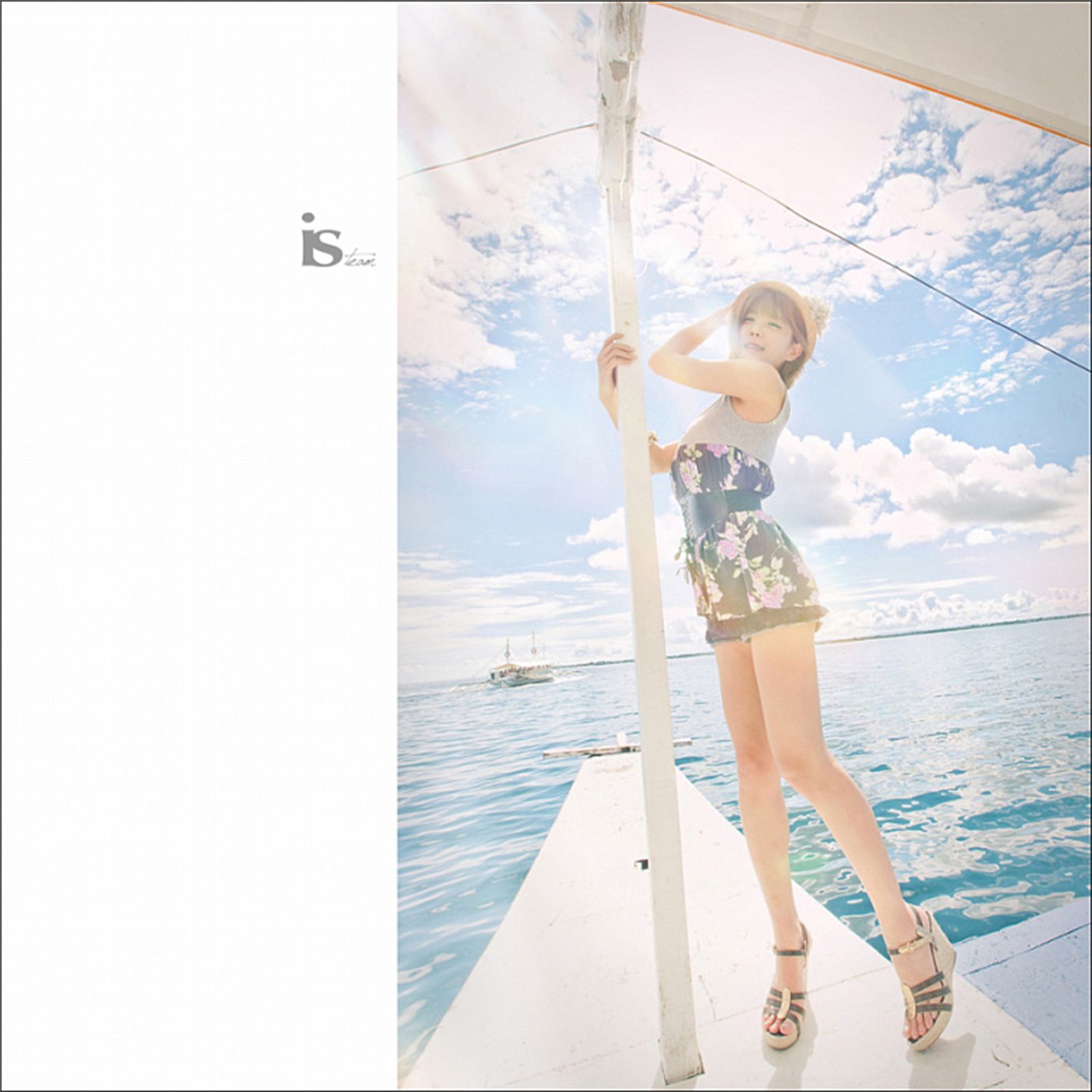 韩国超模许允美 黑花连裙衣海边写真