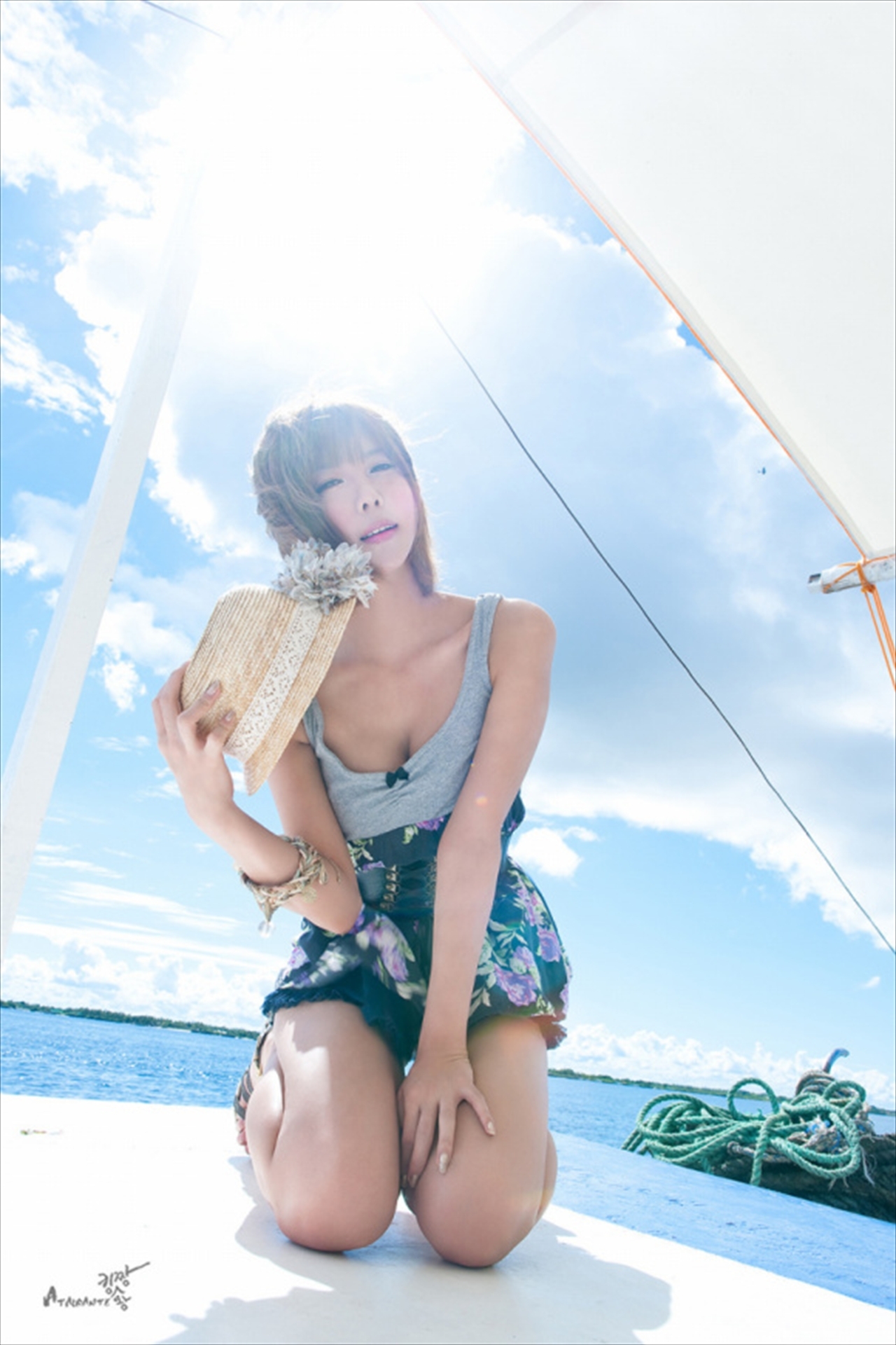 韩国超模许允美 黑花连裙衣海边写真