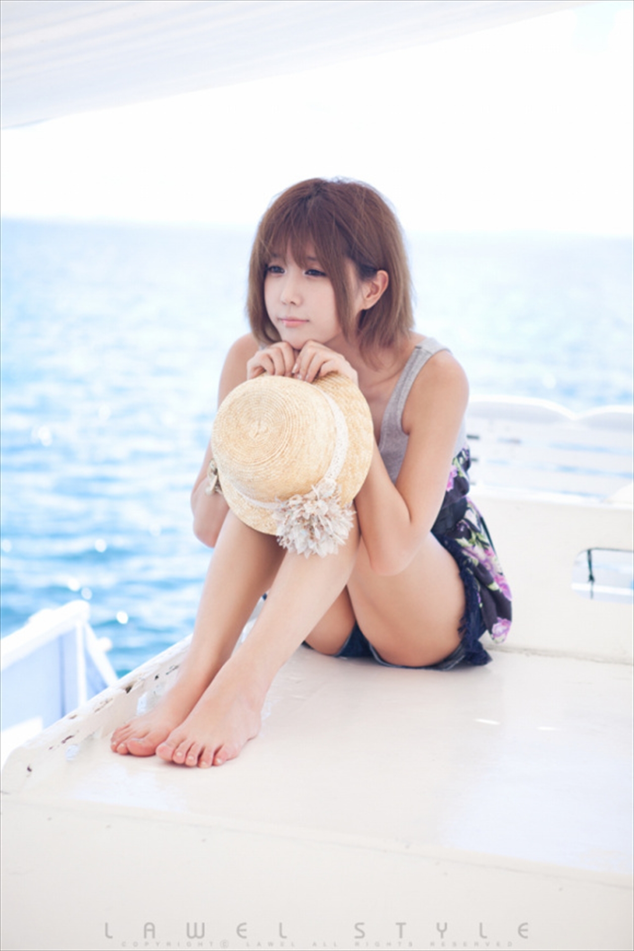 韩国超模许允美 黑花连裙衣海边写真