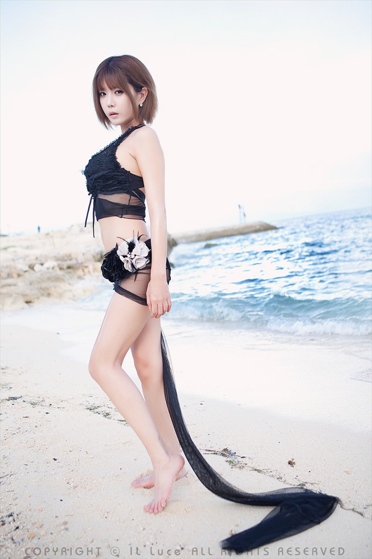 韩国超模许允美 黑花连裙衣海边写真