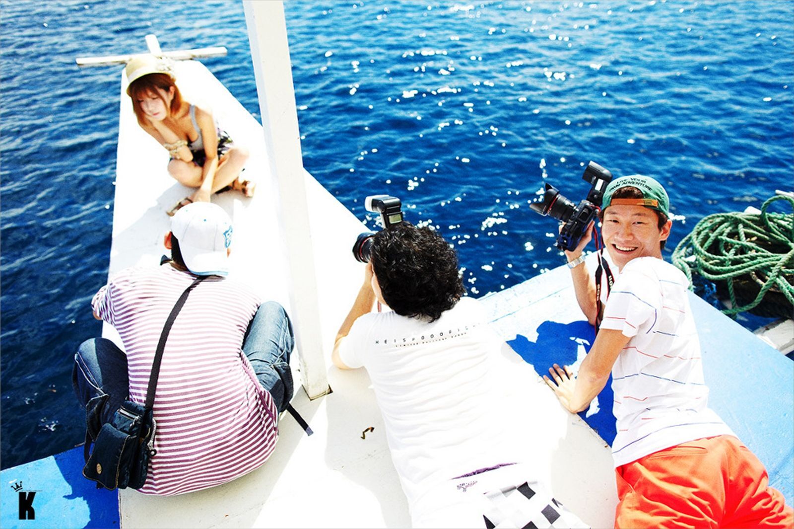 韩国超模许允美 黑花连裙衣海边写真