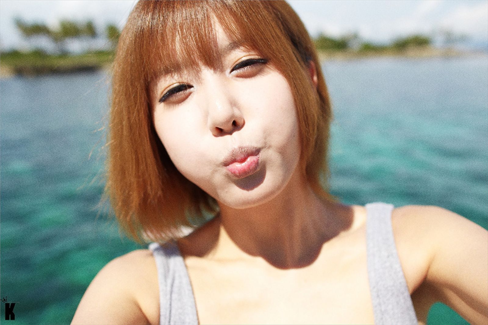 韩国超模许允美 黑花连裙衣海边写真