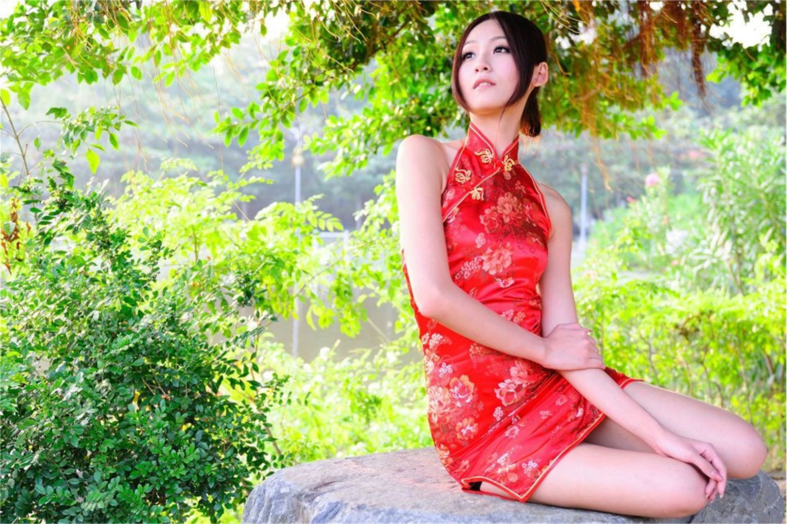 Beautyleg女神-小雪 Winnie高雄中央公园外拍之红色旗袍