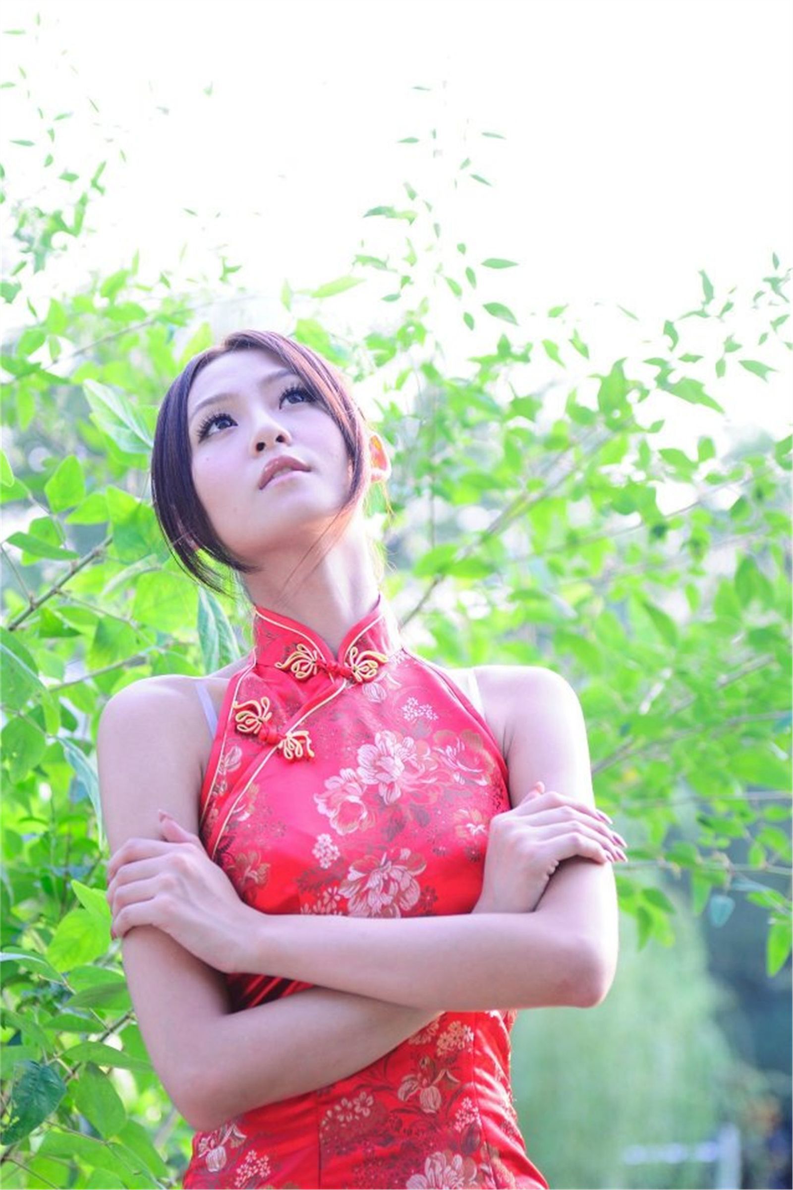 Beautyleg女神-小雪 Winnie高雄中央公园外拍之红色旗袍