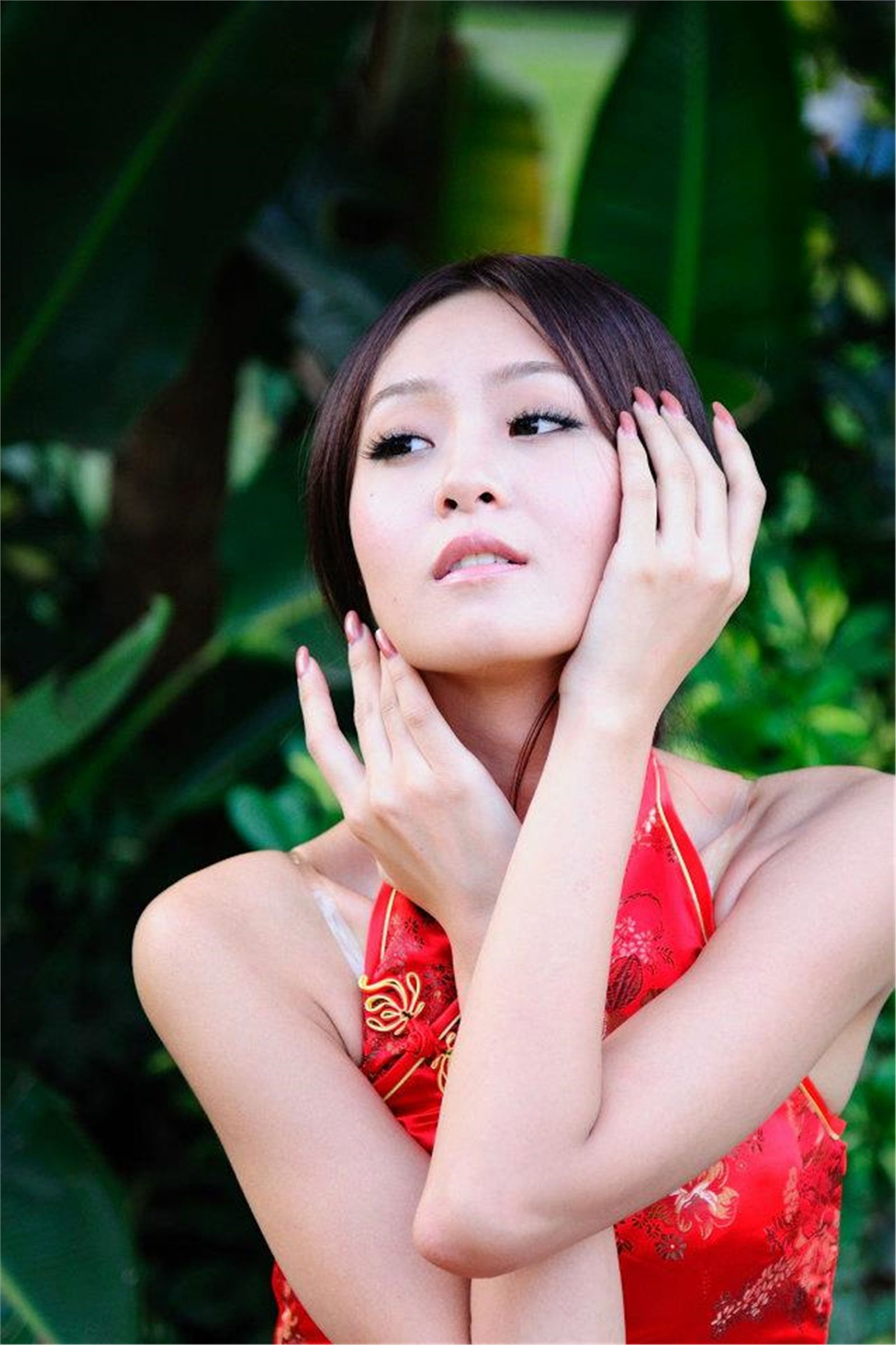 Beautyleg女神-小雪 Winnie高雄中央公园外拍之红色旗袍