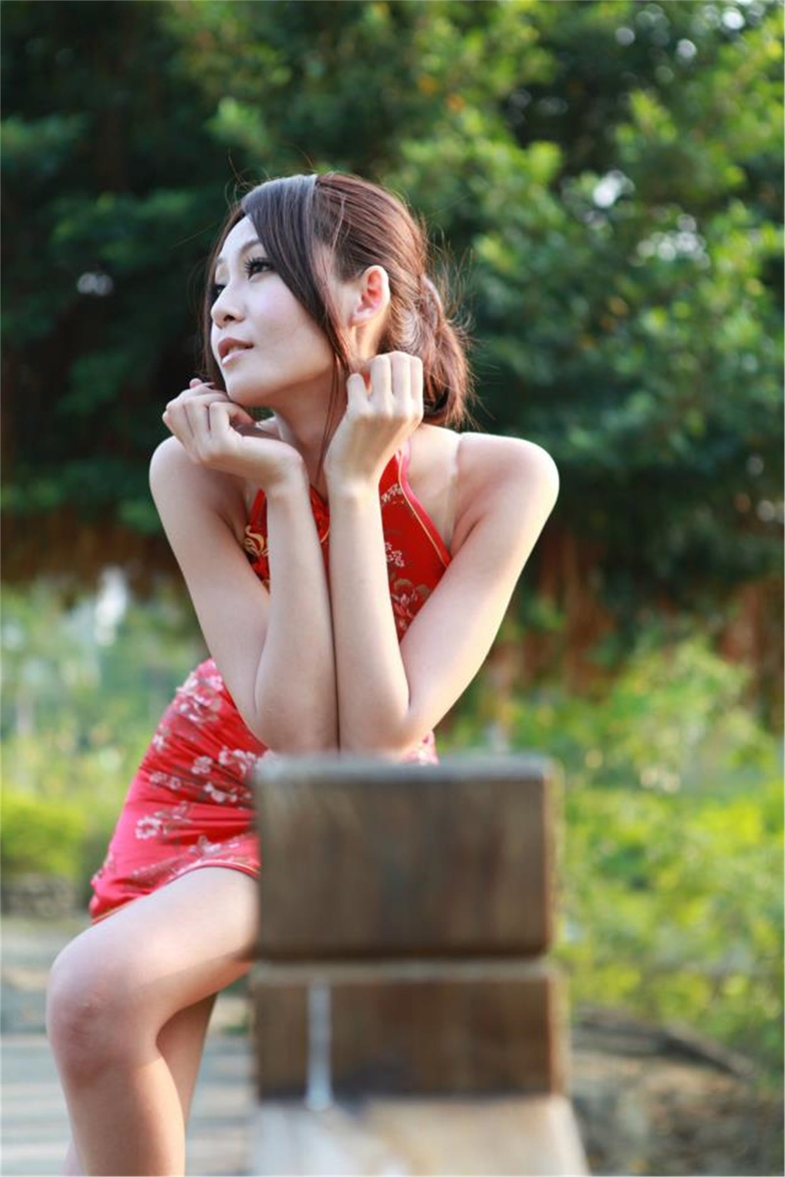 Beautyleg女神-小雪 Winnie高雄中央公园外拍之红色旗袍