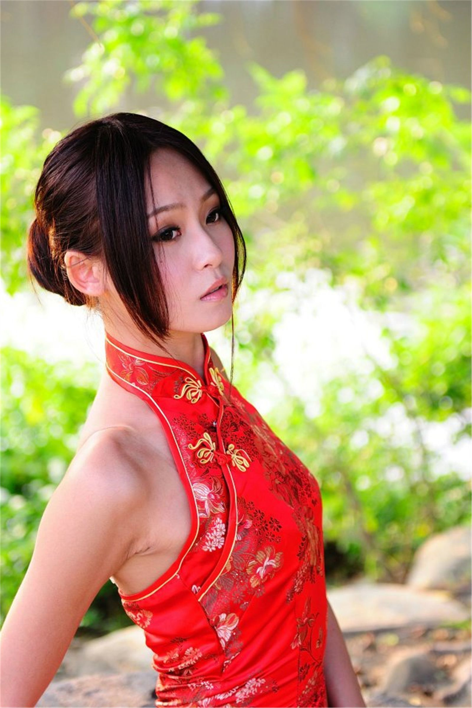 Beautyleg女神-小雪 Winnie高雄中央公园外拍之红色旗袍