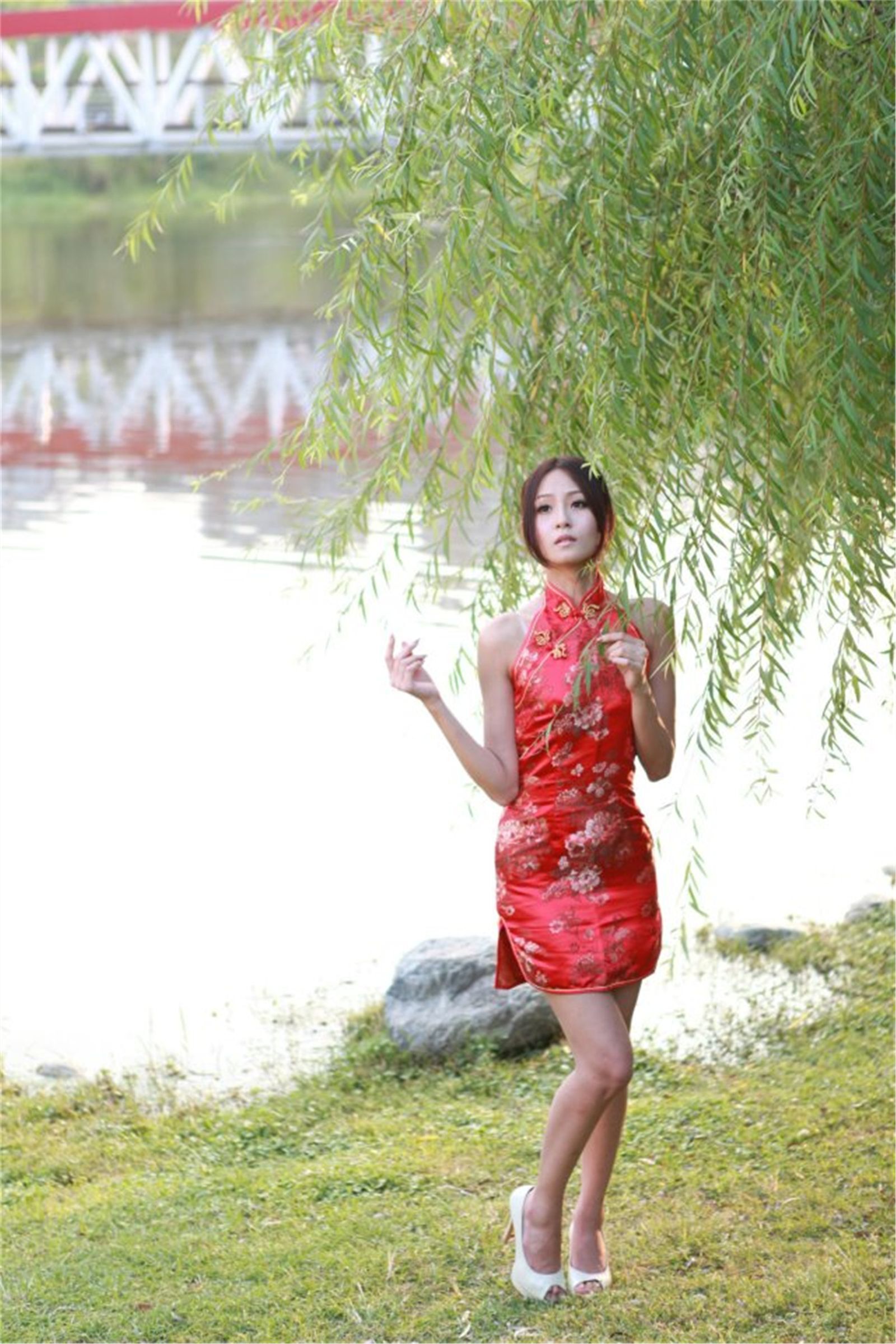 Beautyleg女神-小雪 Winnie高雄中央公园外拍之红色旗袍