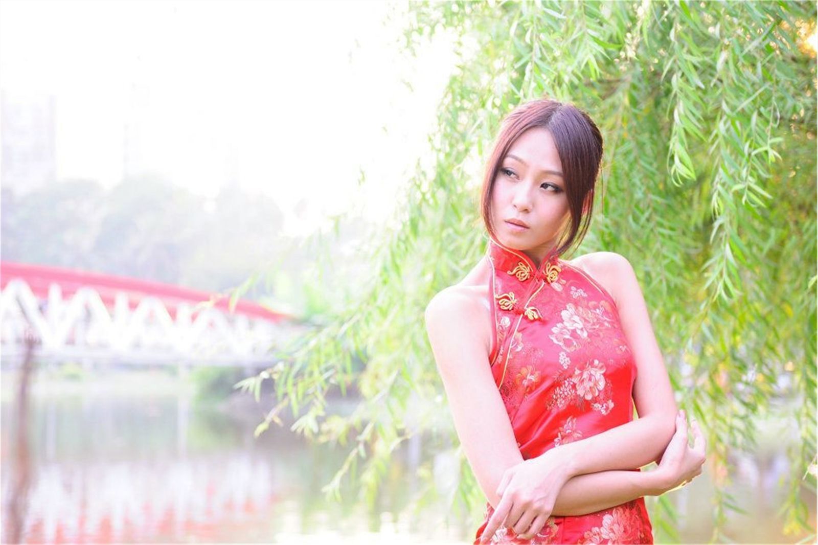 Beautyleg女神-小雪 Winnie高雄中央公园外拍之红色旗袍