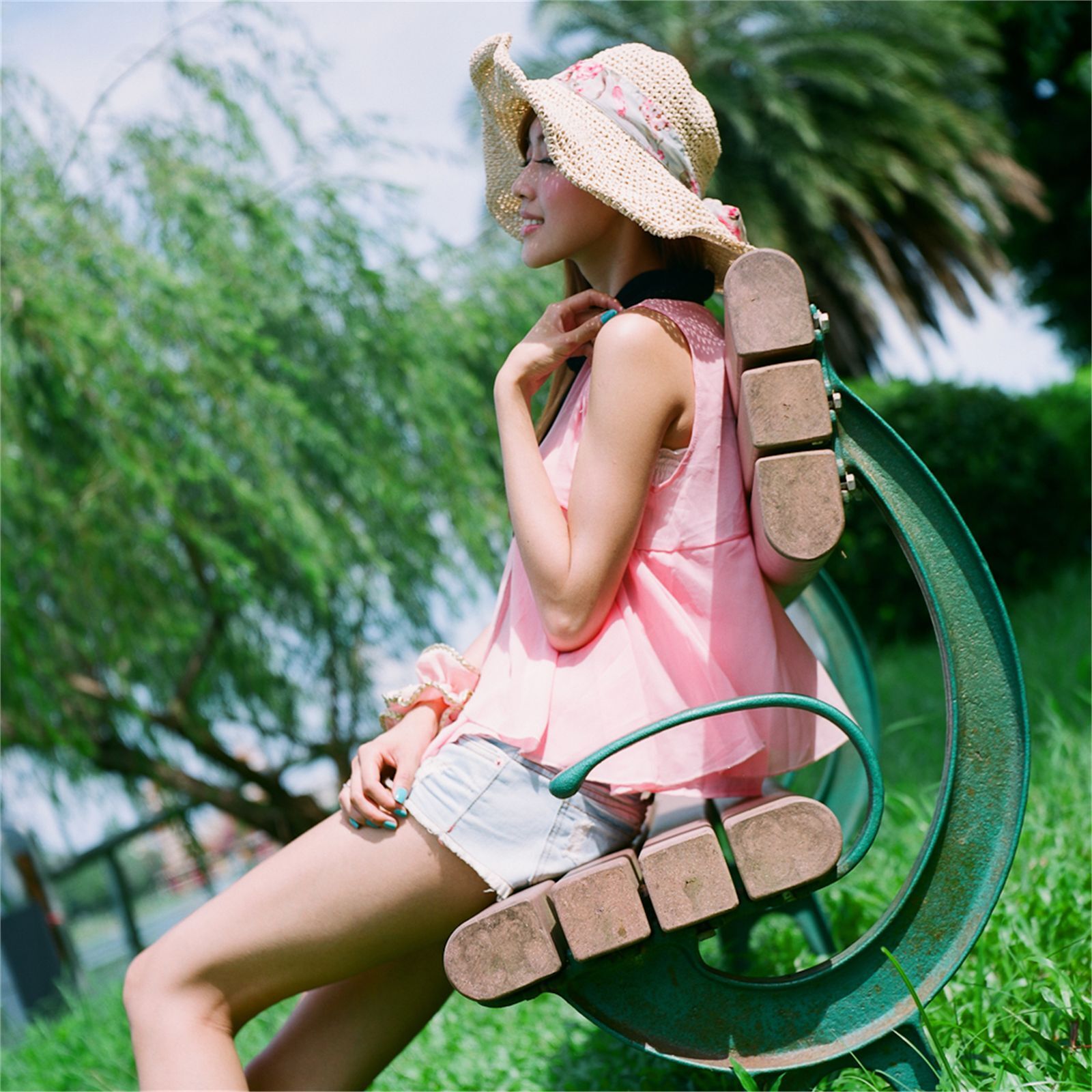 台湾清纯美女-Kila 莲池潭外拍