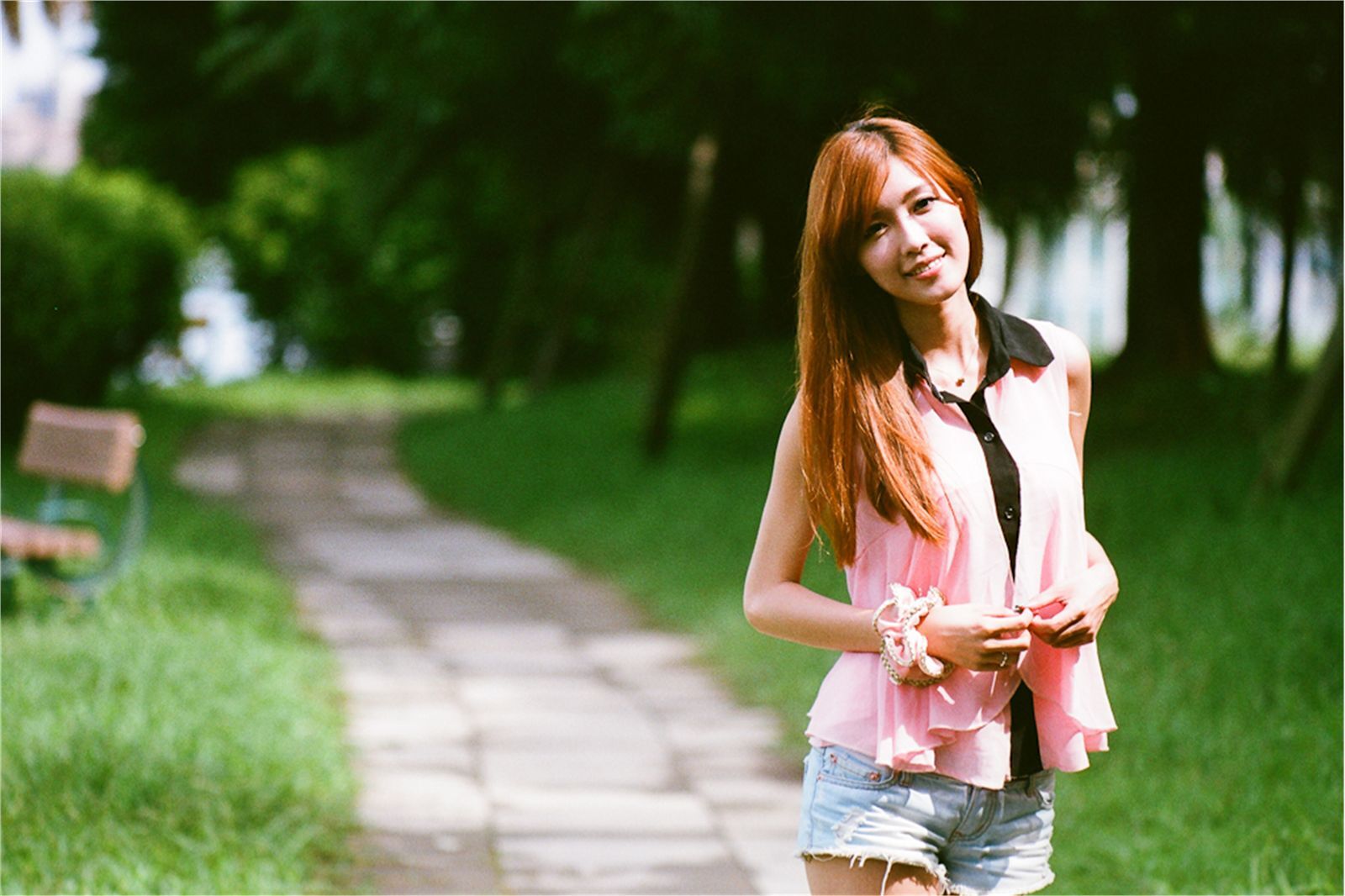 台湾清纯美女-Kila 莲池潭外拍