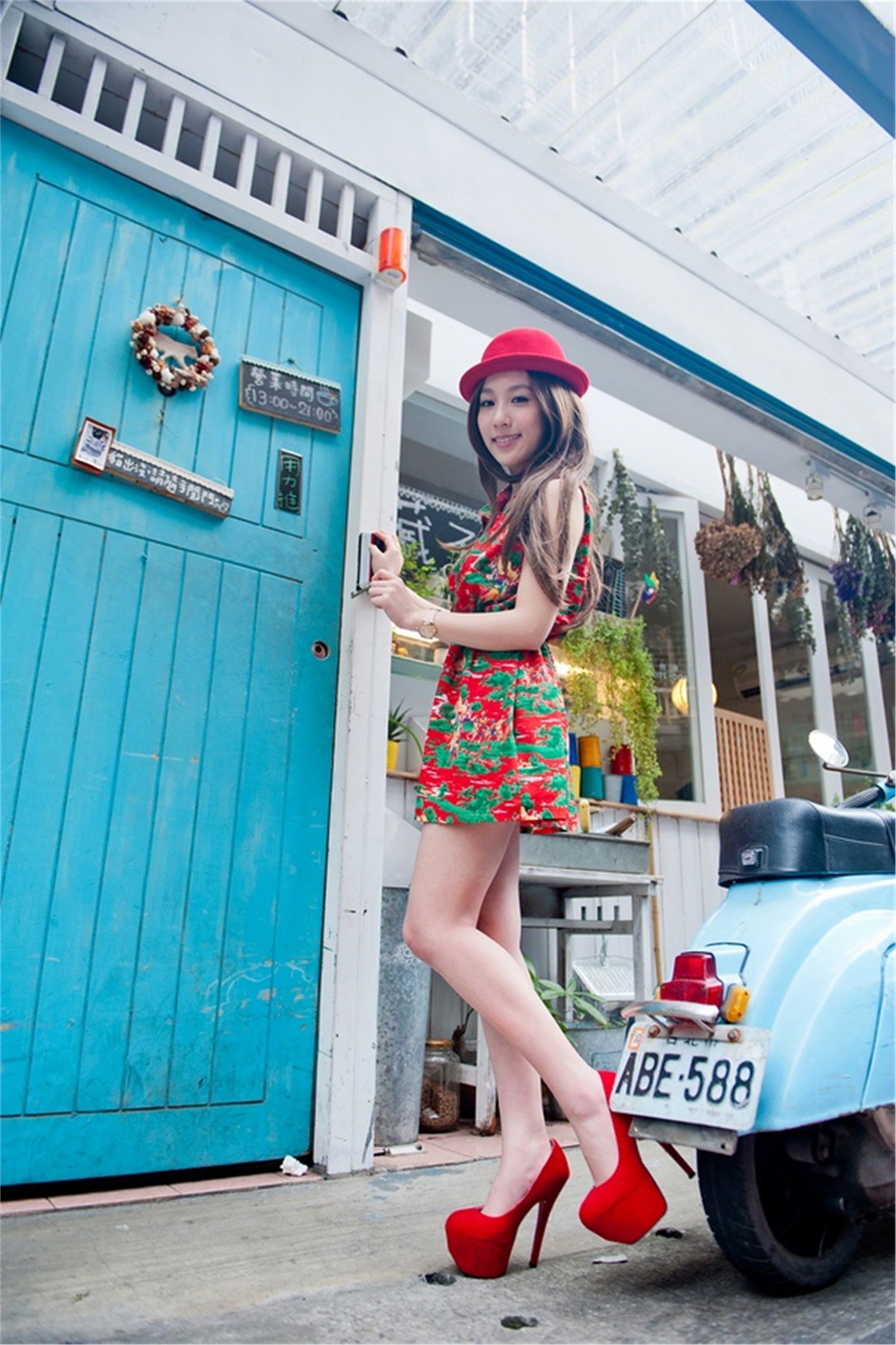 台湾清纯美女 Kimi 小港老巷街拍