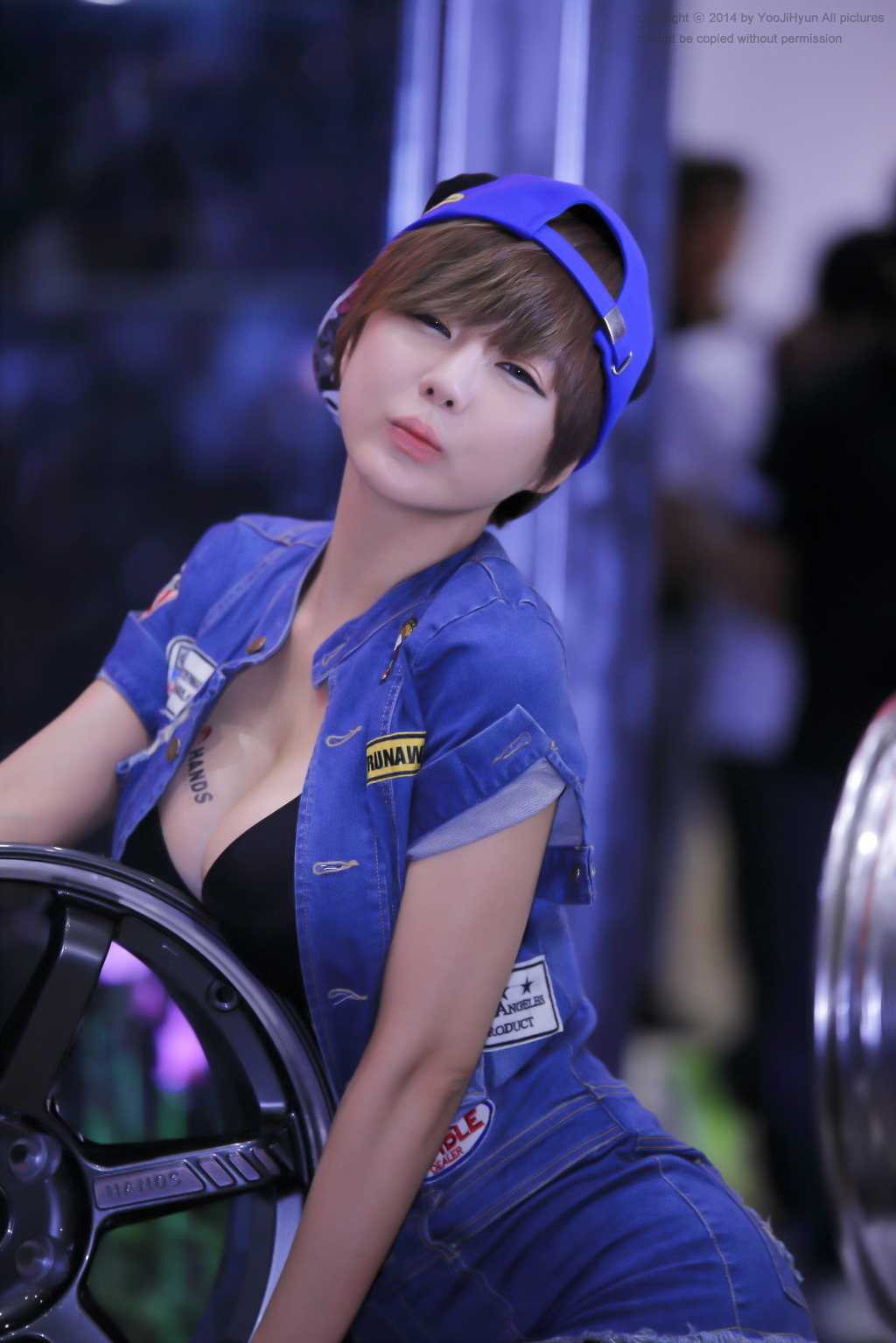 超性感美女车模柳智惠 车展性感牛仔装