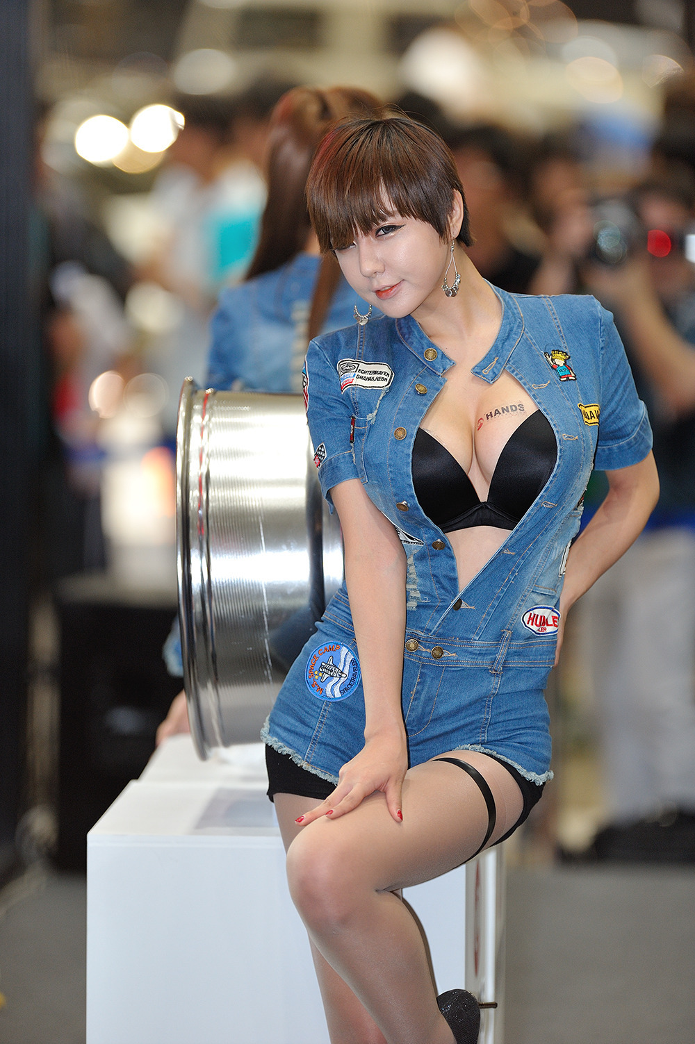 超性感美女车模柳智惠 车展性感牛仔装