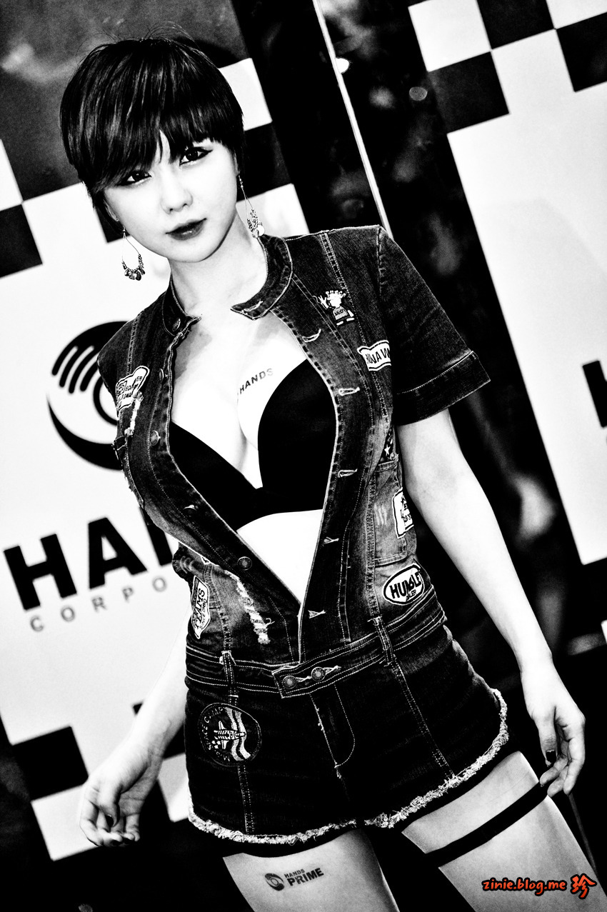 超性感美女车模柳智惠 车展性感牛仔装