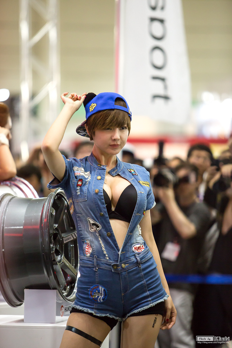 超性感美女车模柳智惠 车展性感牛仔装