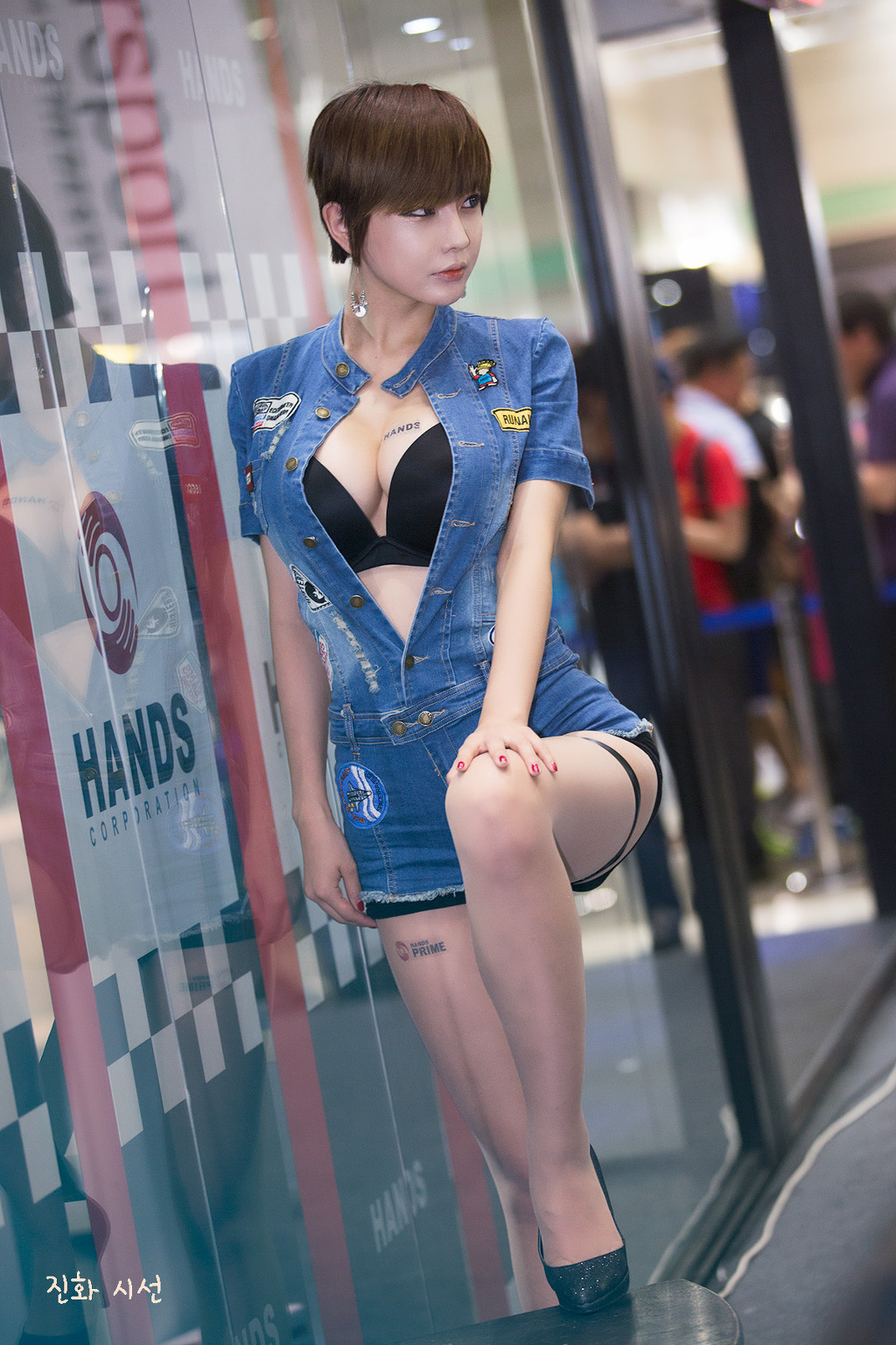 超性感美女车模柳智惠 车展性感牛仔装